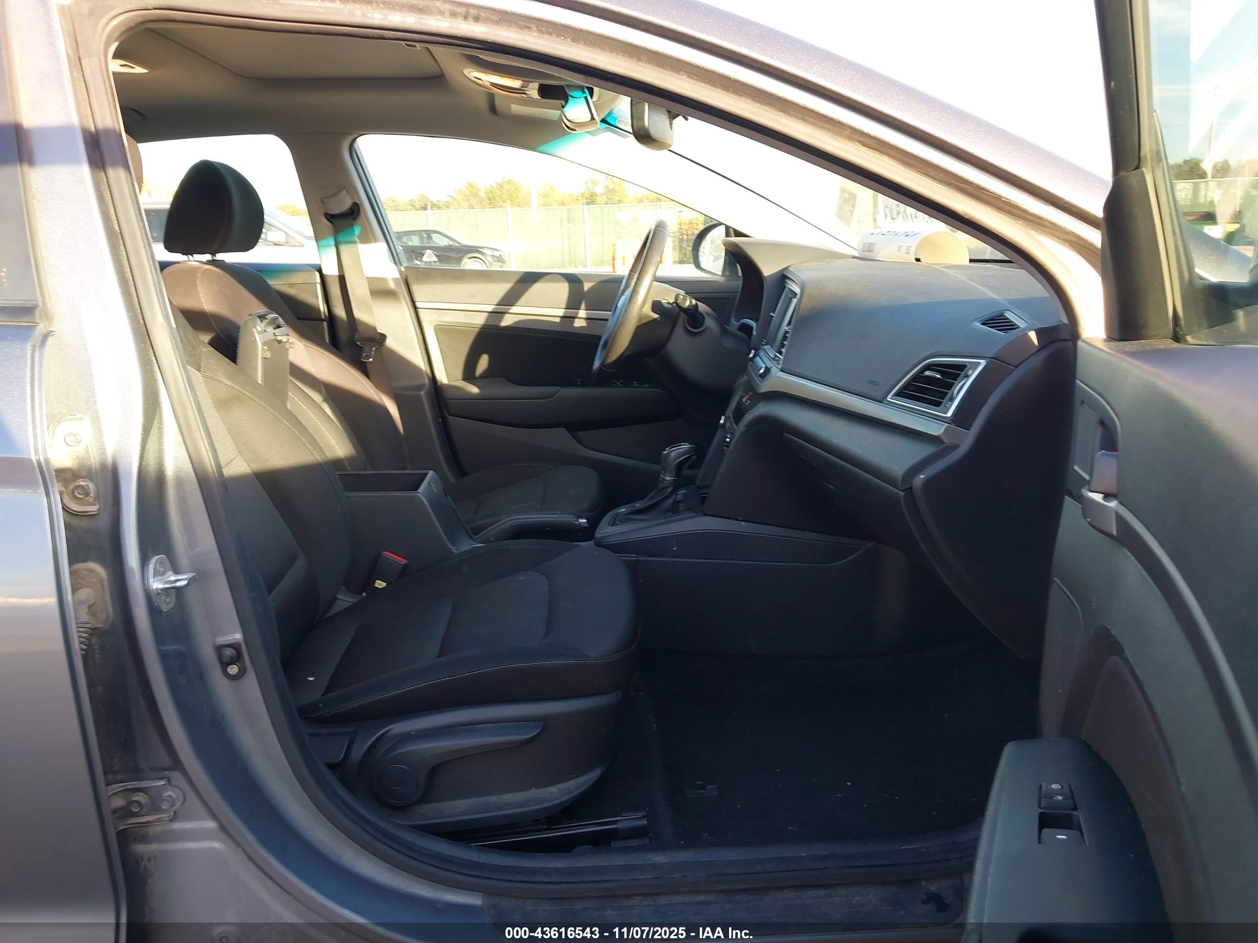 HYUNDAI ELANTRA image 5