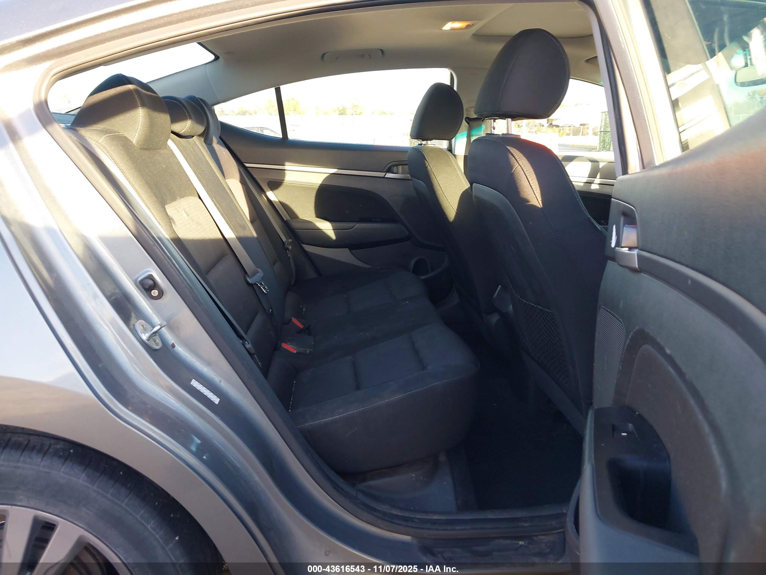 HYUNDAI ELANTRA image 8