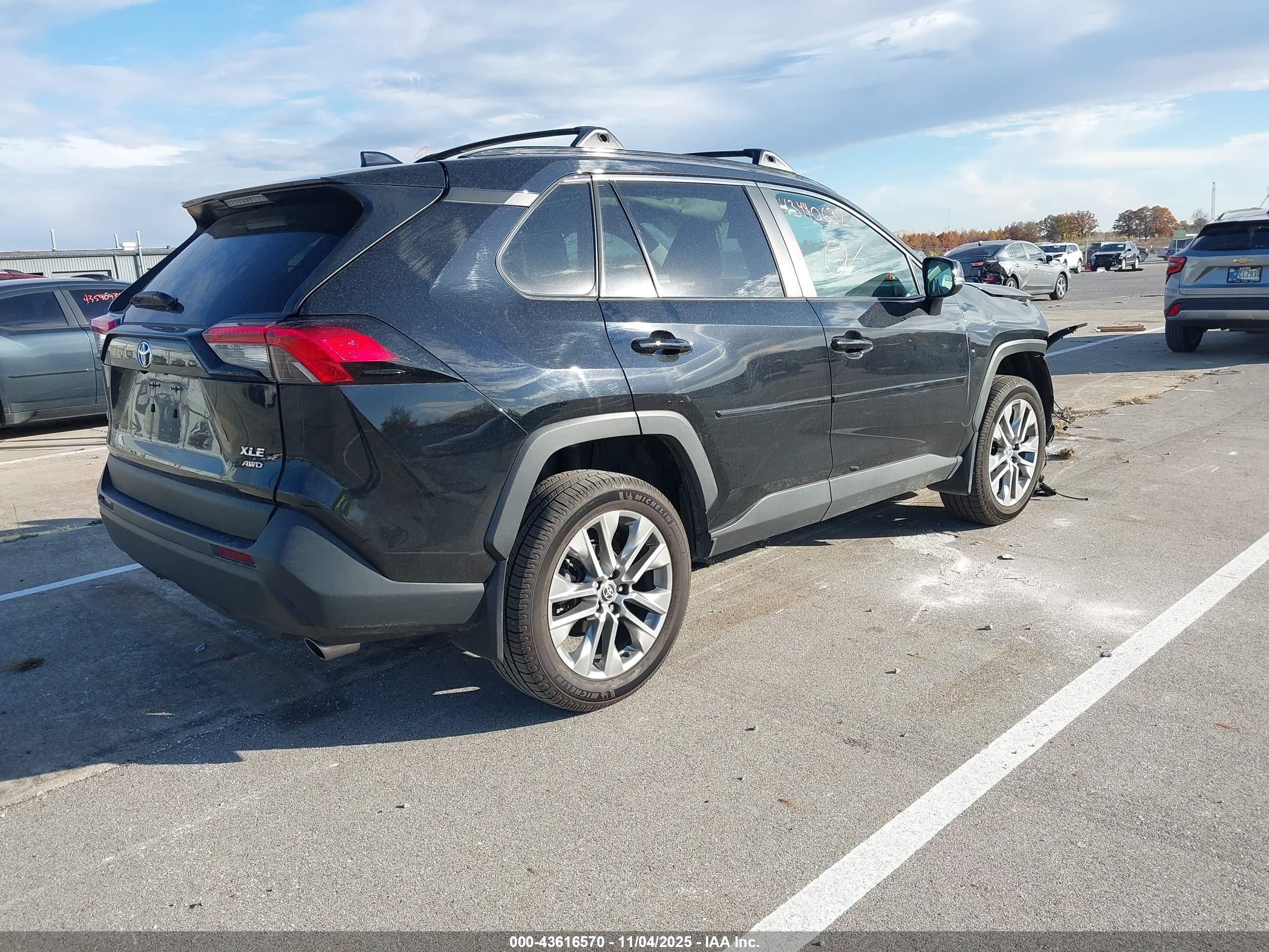 TOYOTA RAV4 image 4