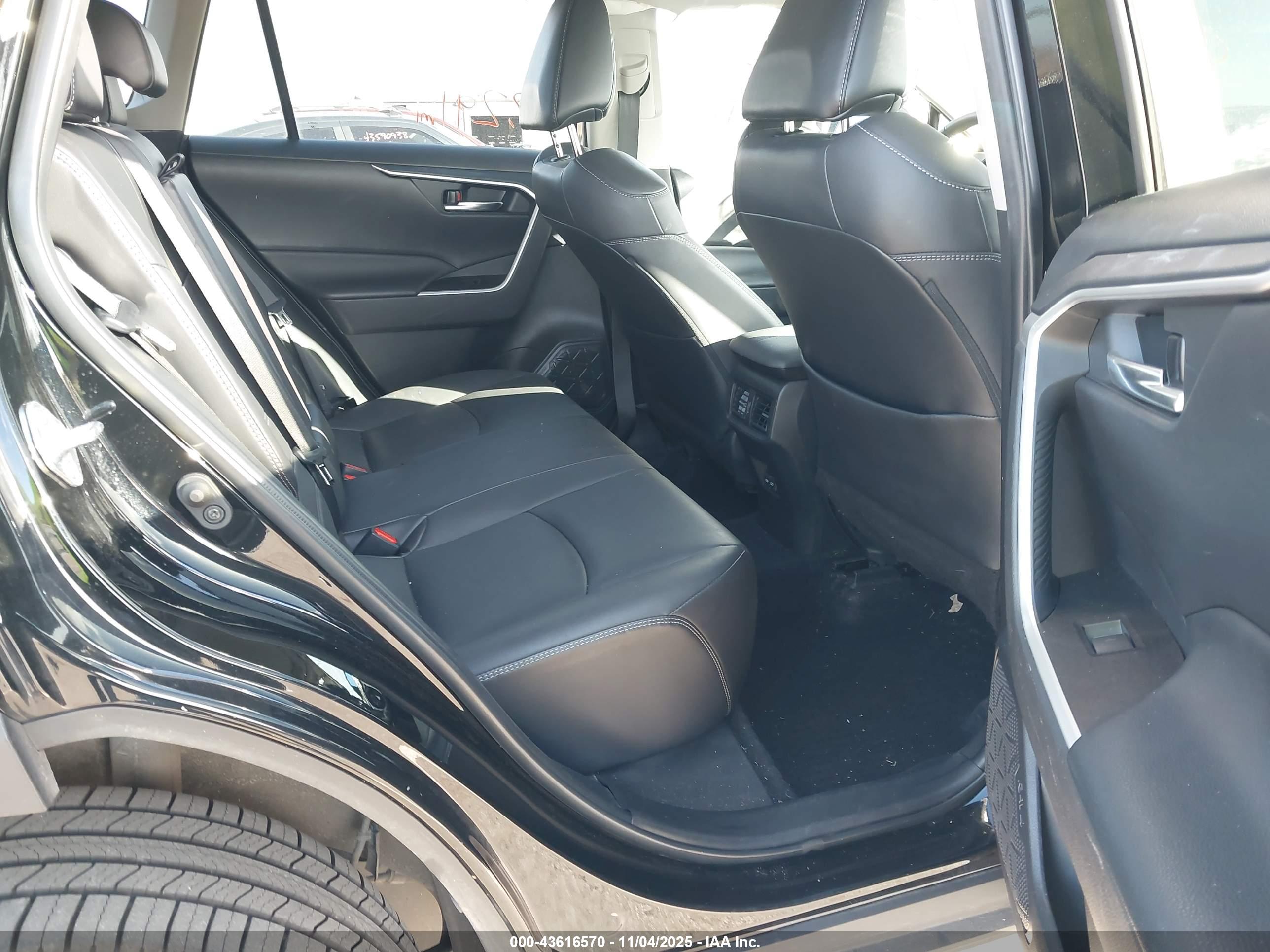 TOYOTA RAV4 image 8