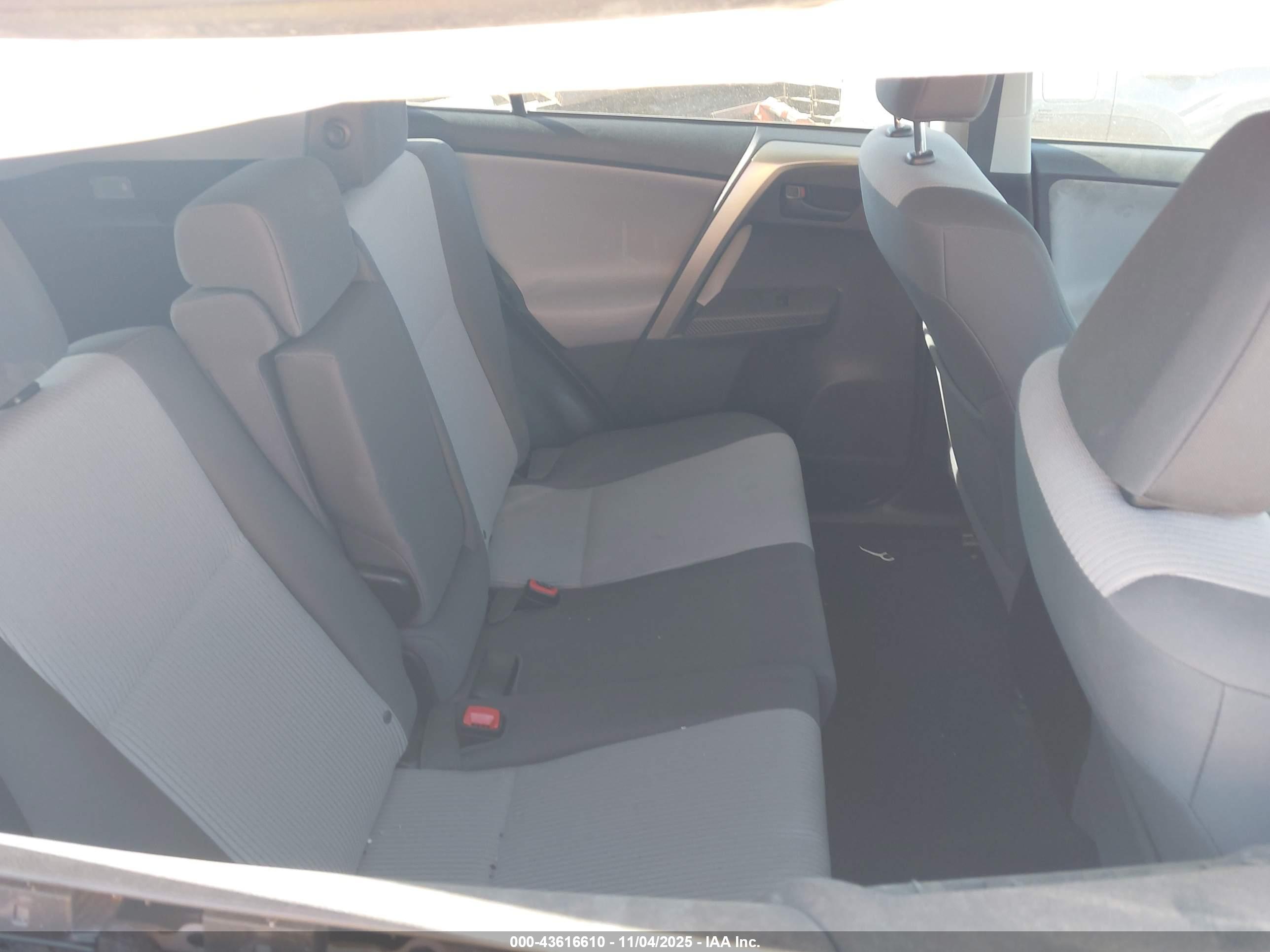 TOYOTA RAV4 image 8