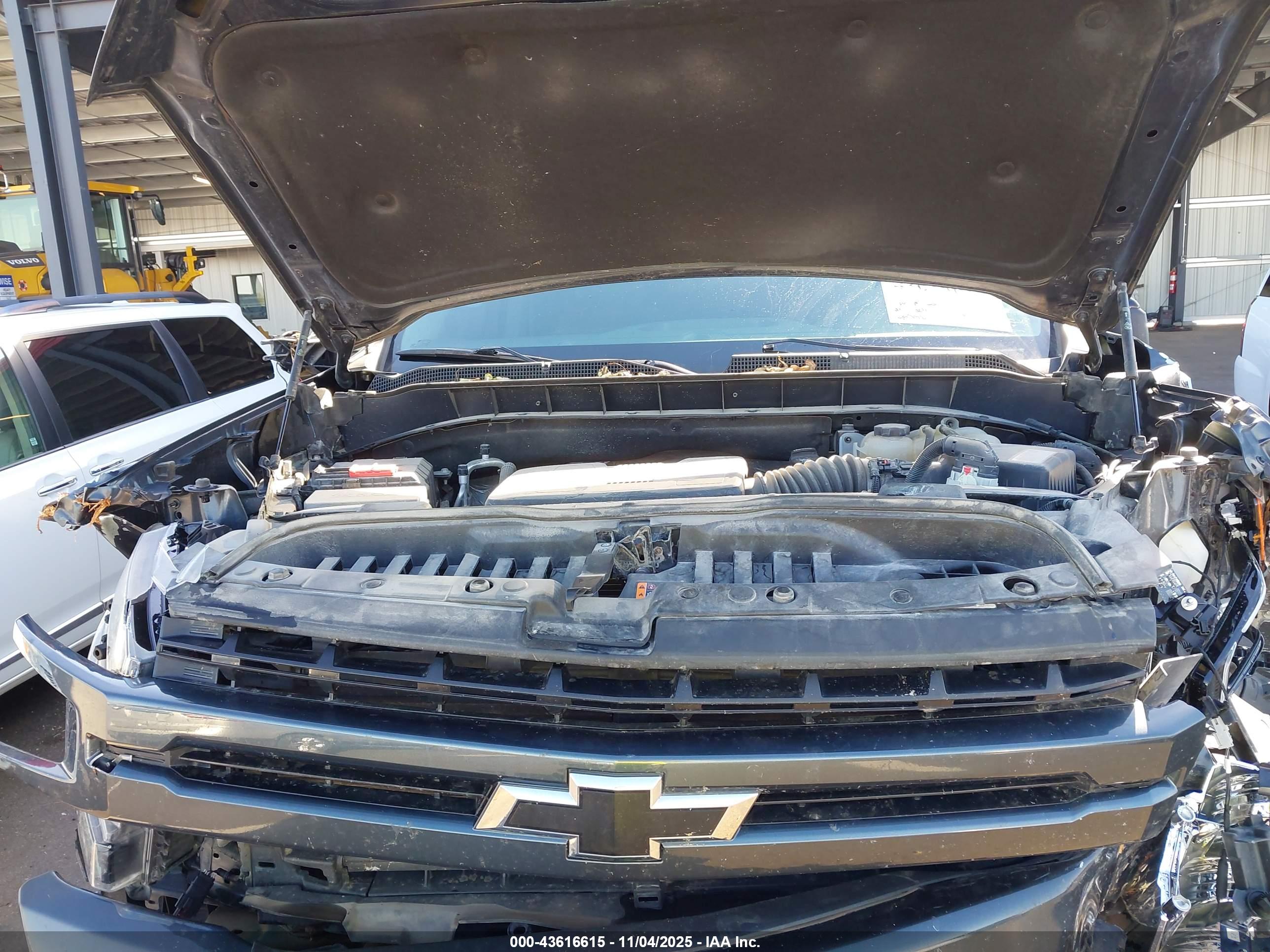 CHEVROLET SILVERADO image 10