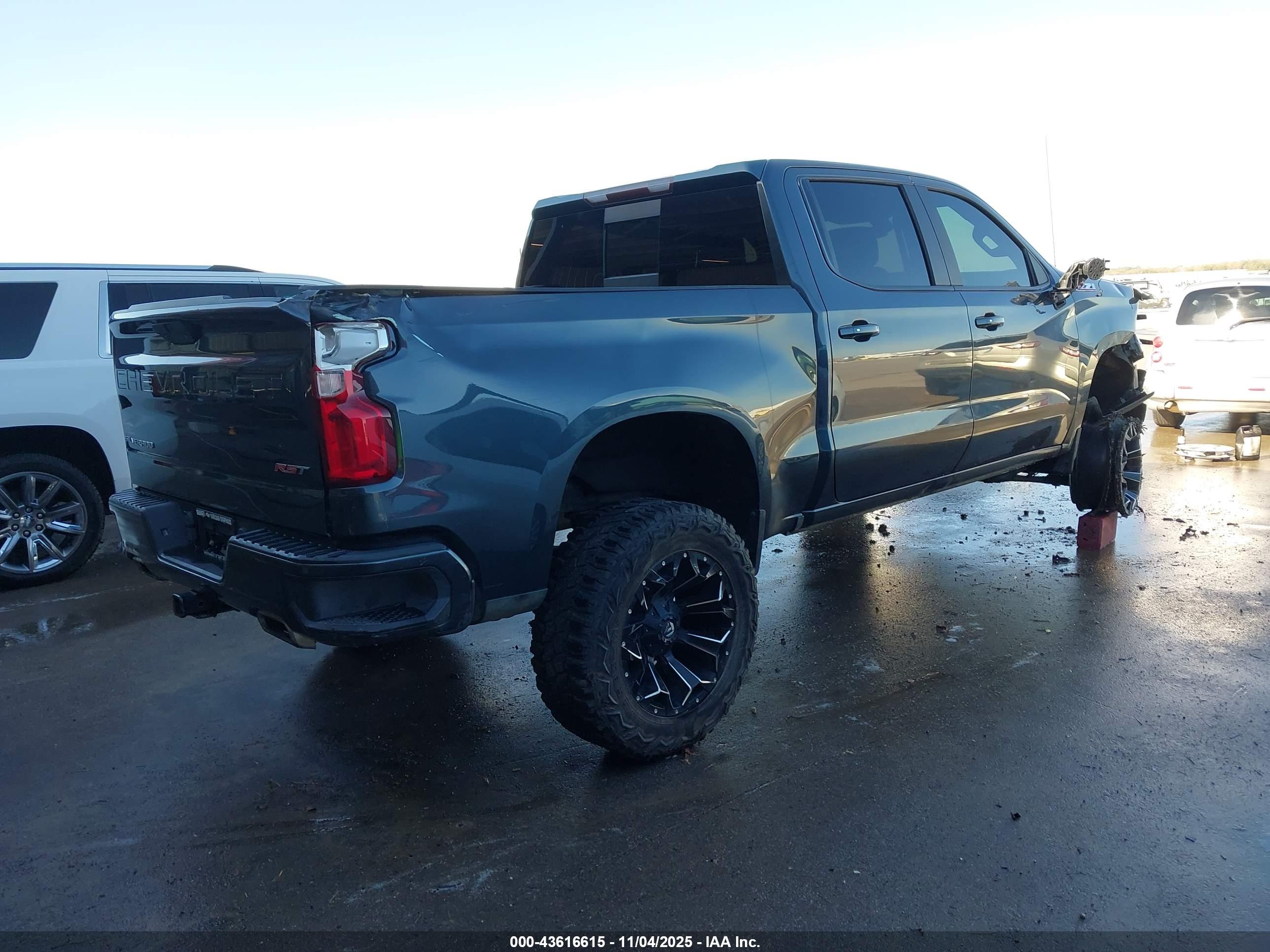 CHEVROLET SILVERADO image 4
