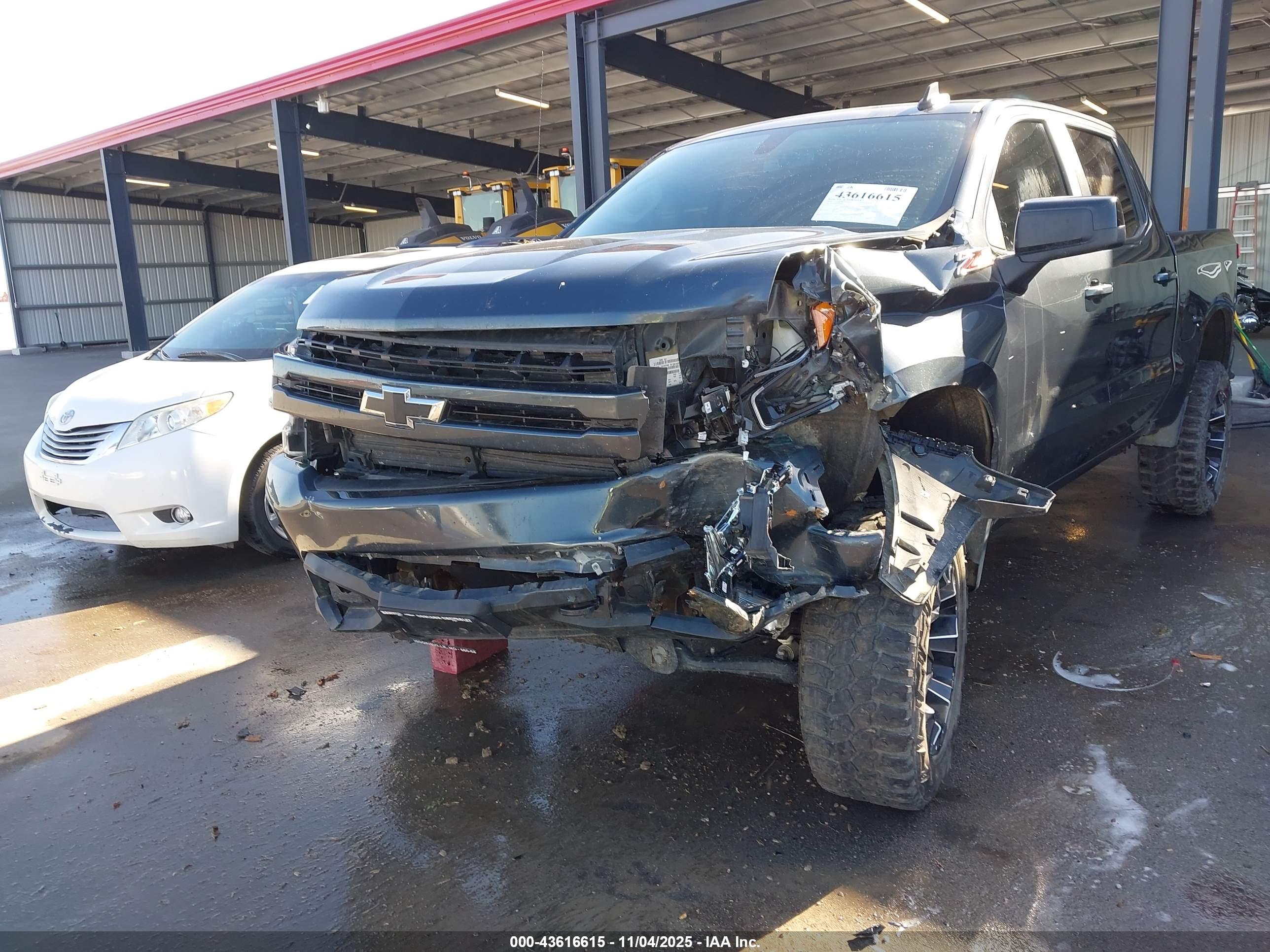 CHEVROLET SILVERADO image 6