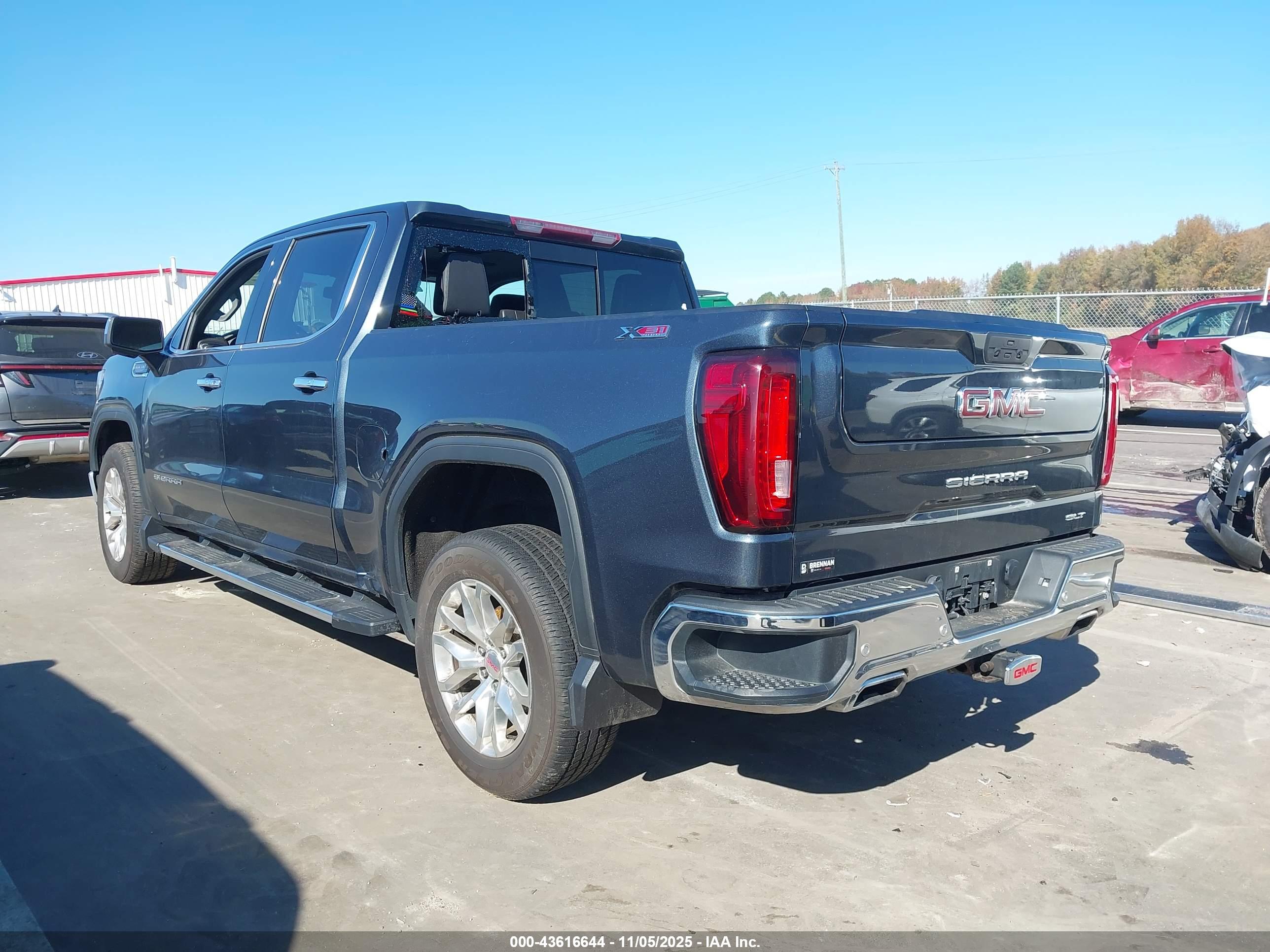 GMC SIERRA image 3