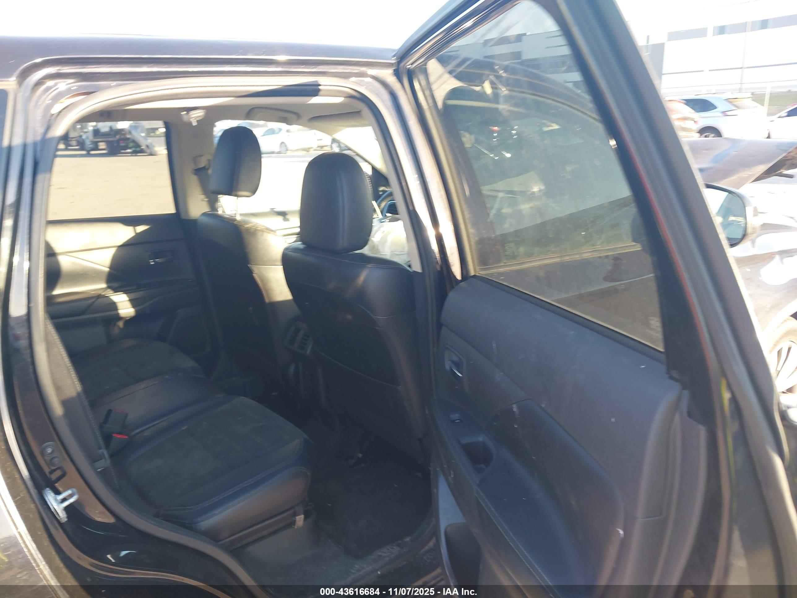 MITSUBISHI OUTLANDER image 8