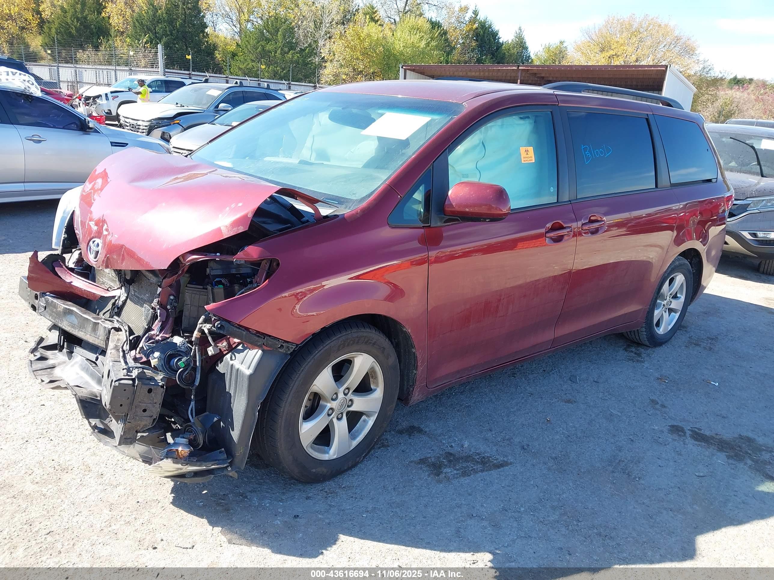 TOYOTA SIENNA image 2