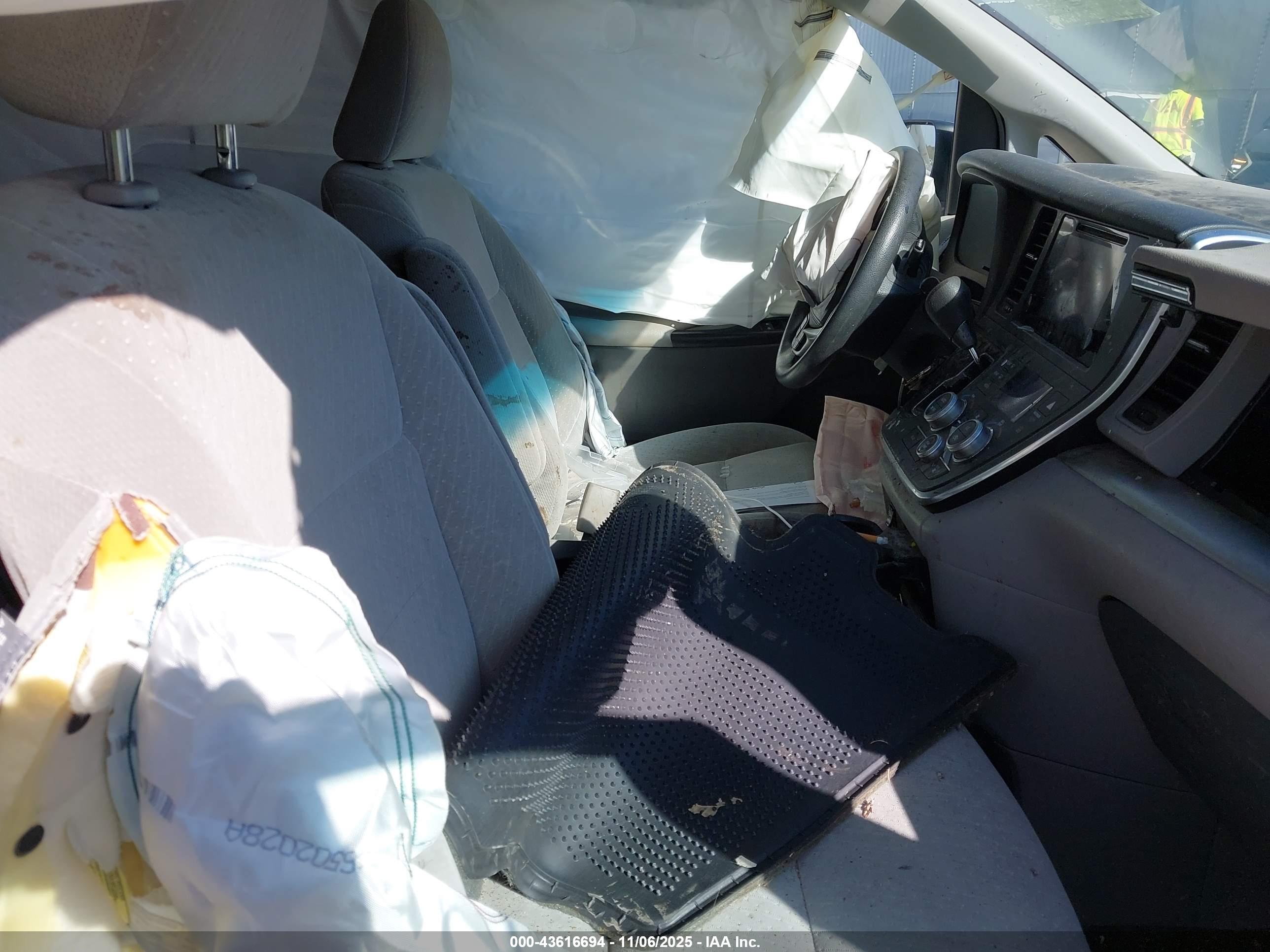 TOYOTA SIENNA image 5