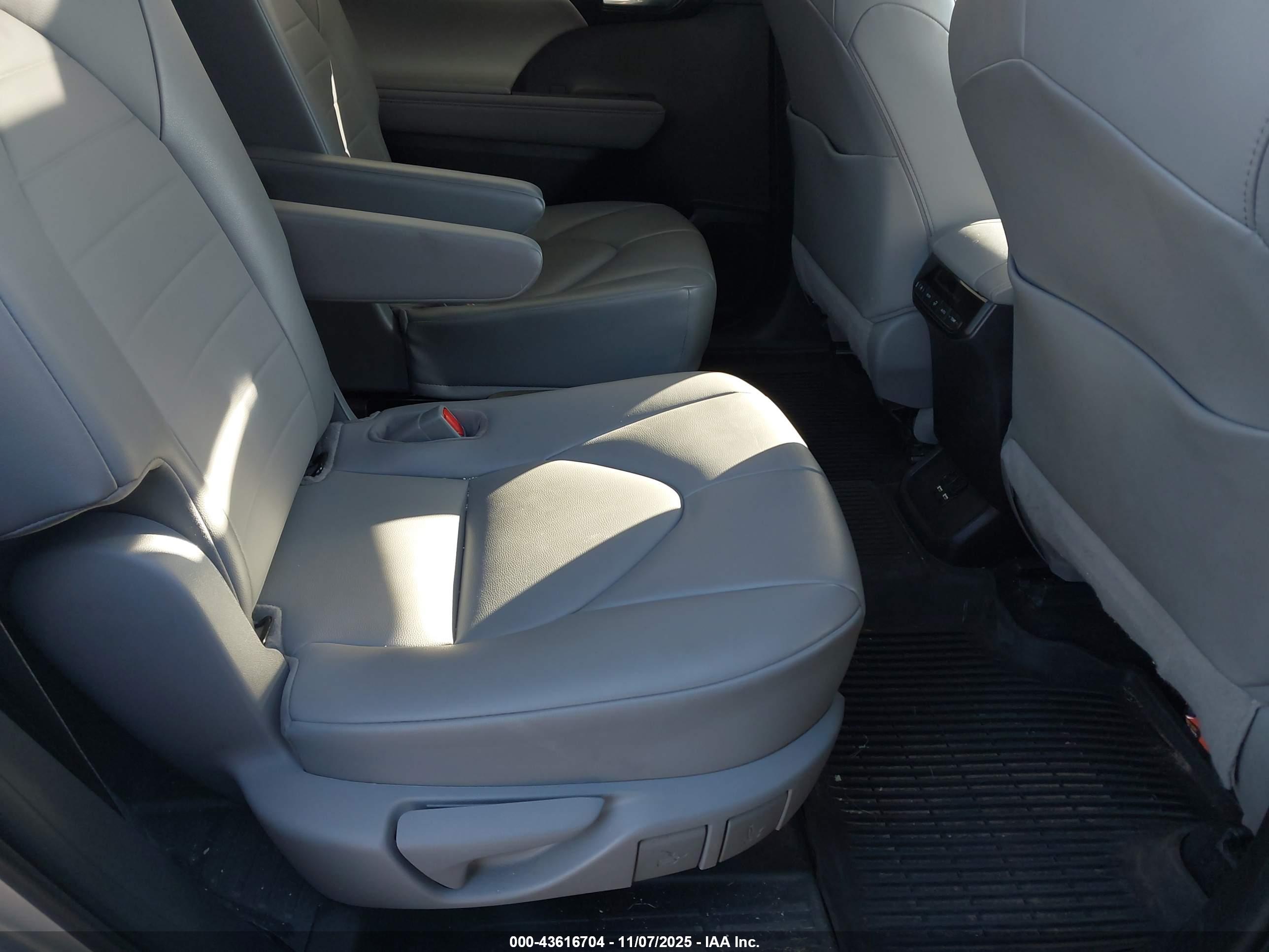 TOYOTA HIGHLANDER image 8