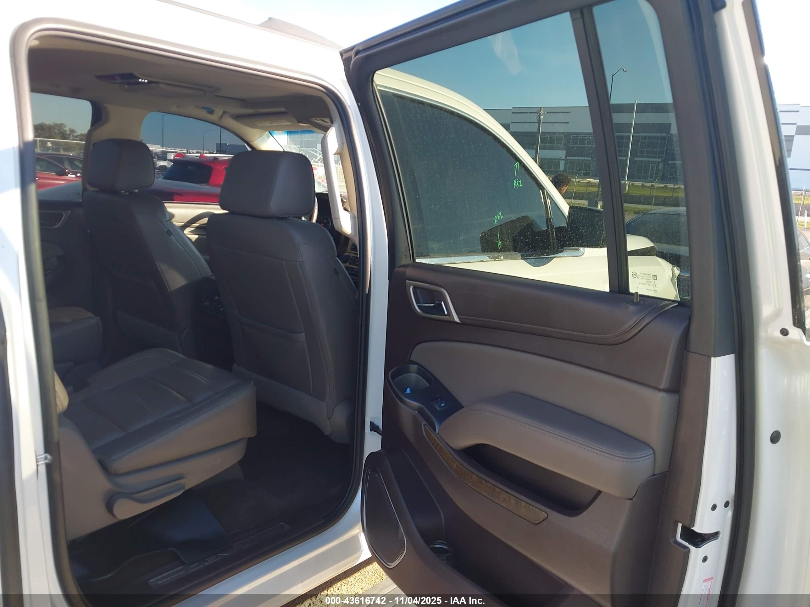 GMC YUKON image 8