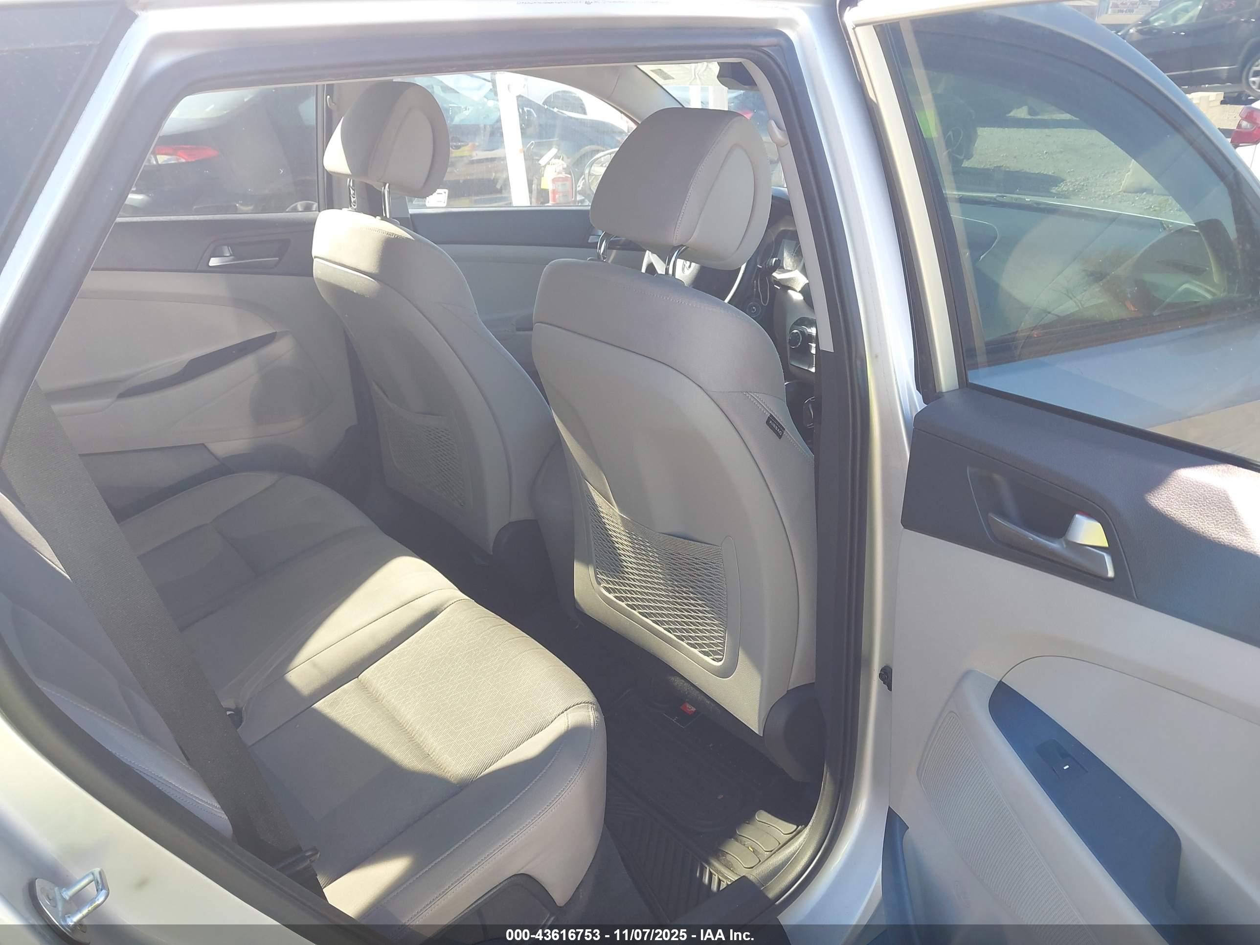 HYUNDAI TUCSON image 8