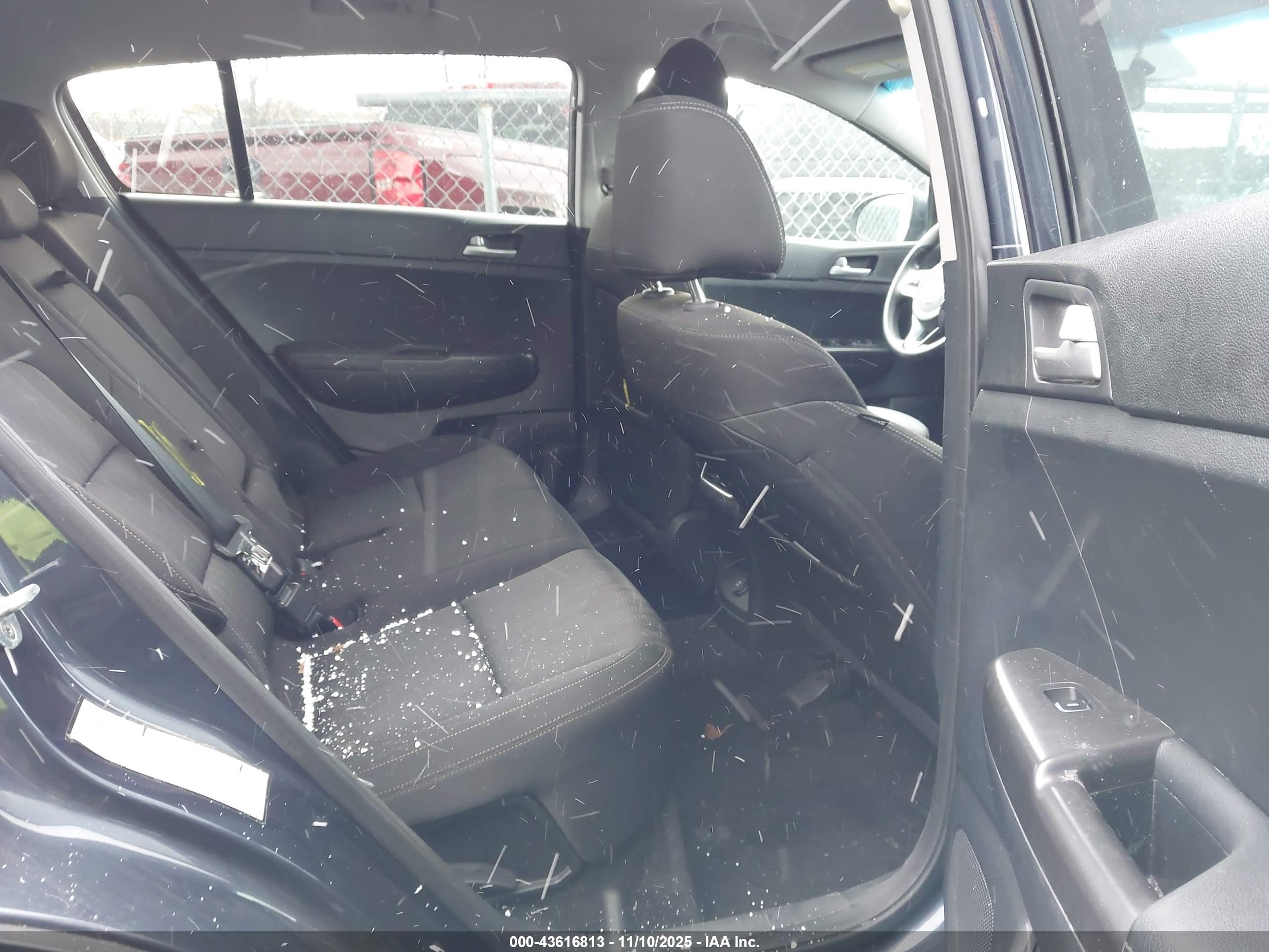 KIA SPORTAGE image 8