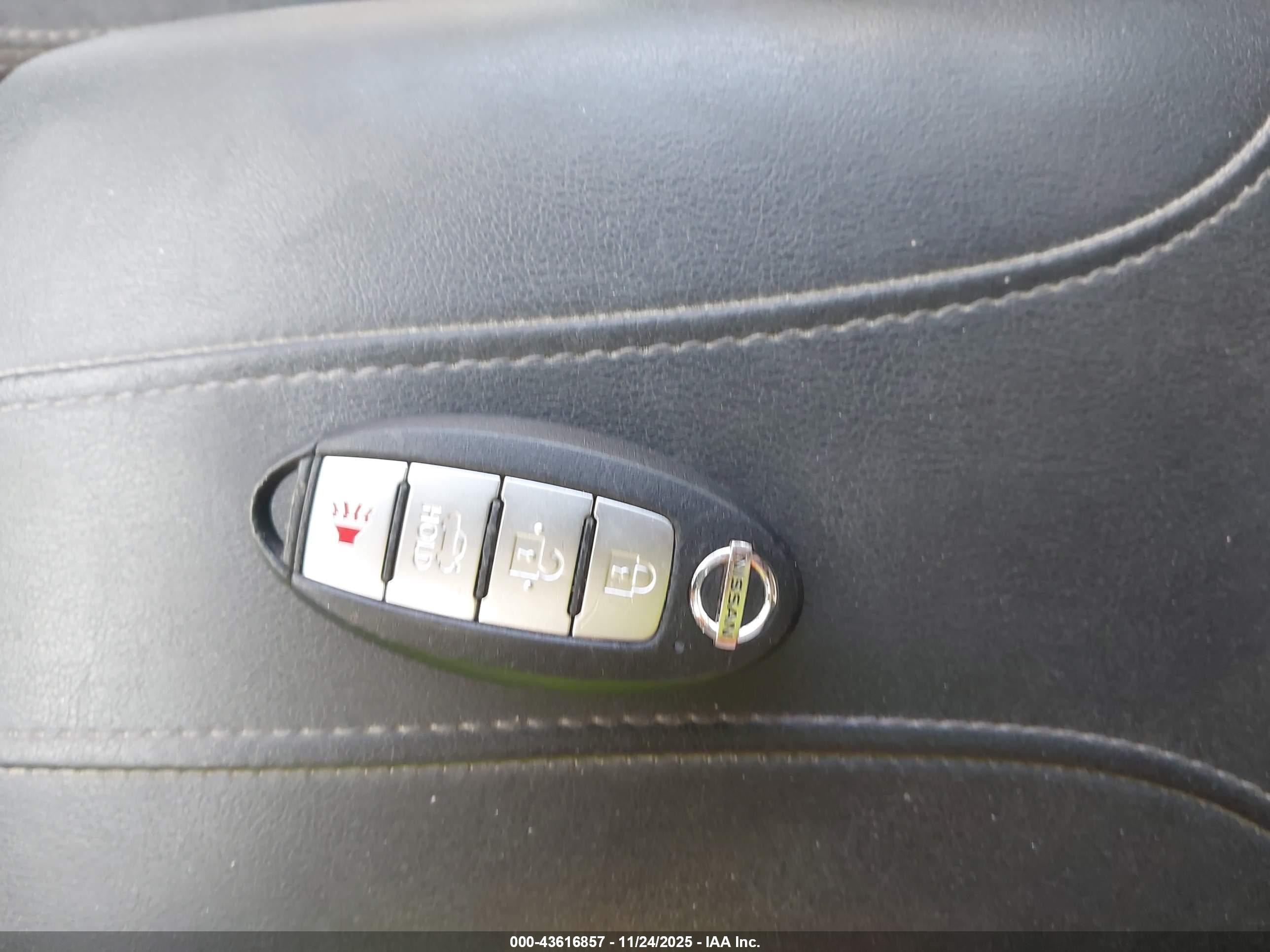 NISSAN VERSA image 11