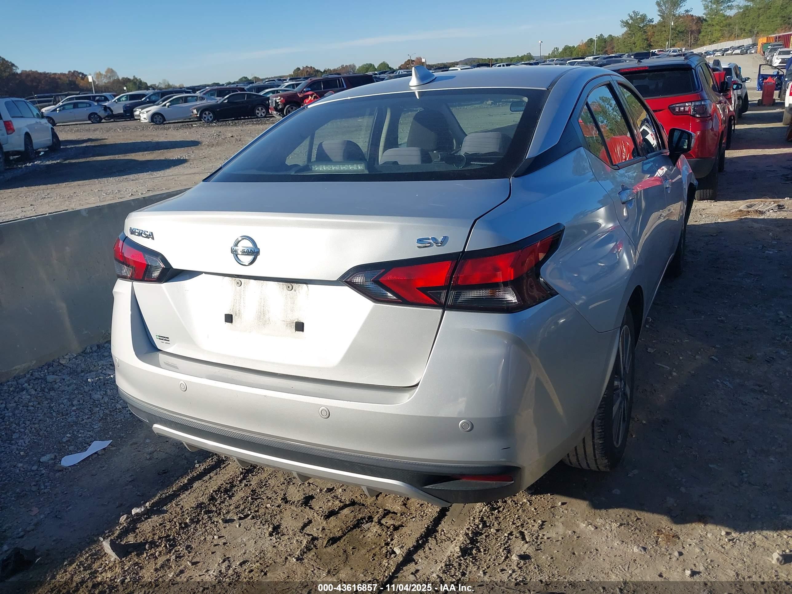 NISSAN VERSA image 4