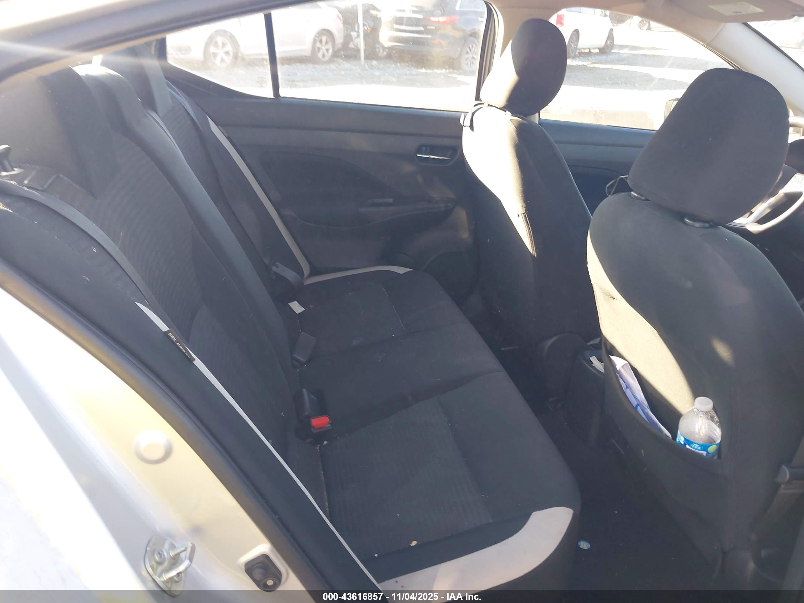 NISSAN VERSA image 8