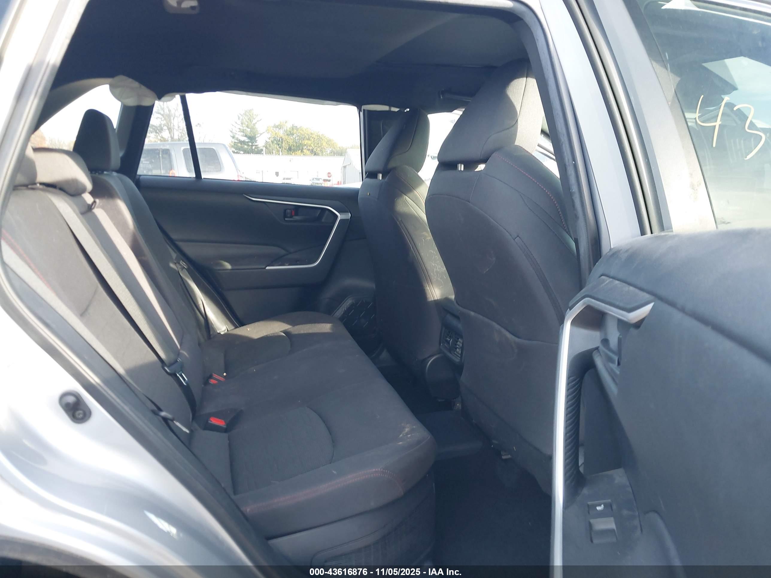 TOYOTA RAV4 image 8