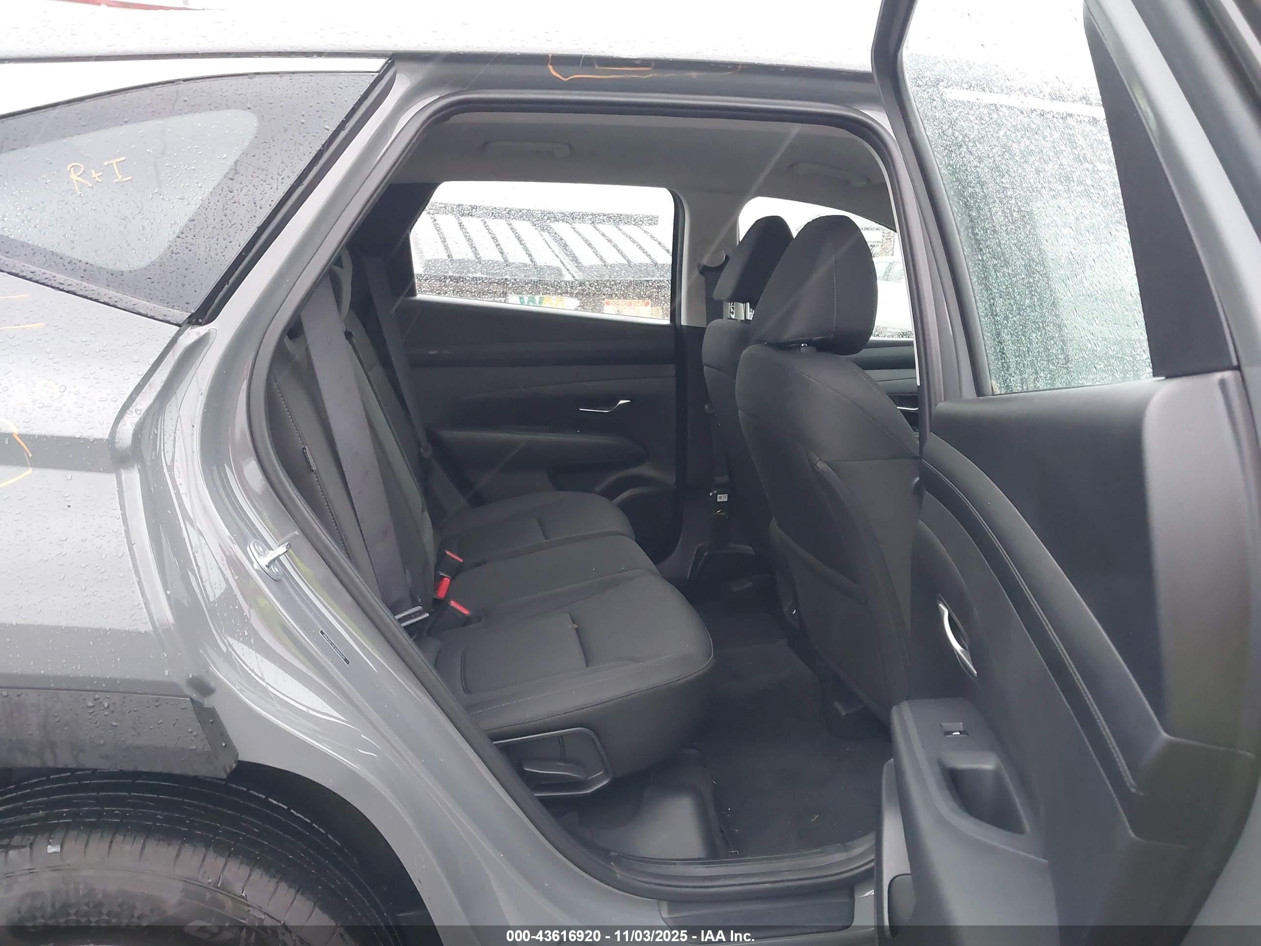 HYUNDAI TUCSON image 8