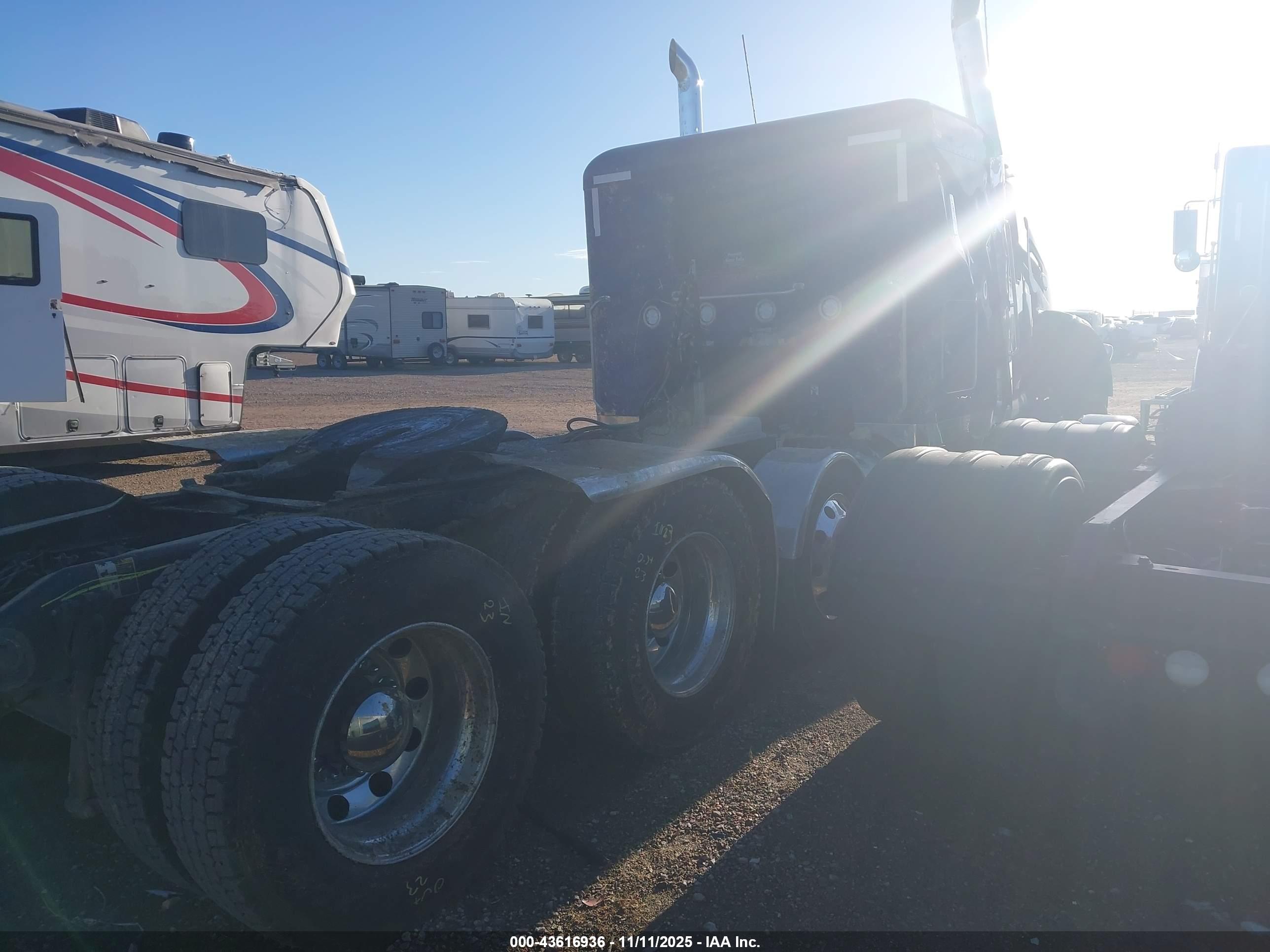 PETERBILT 567 image 4