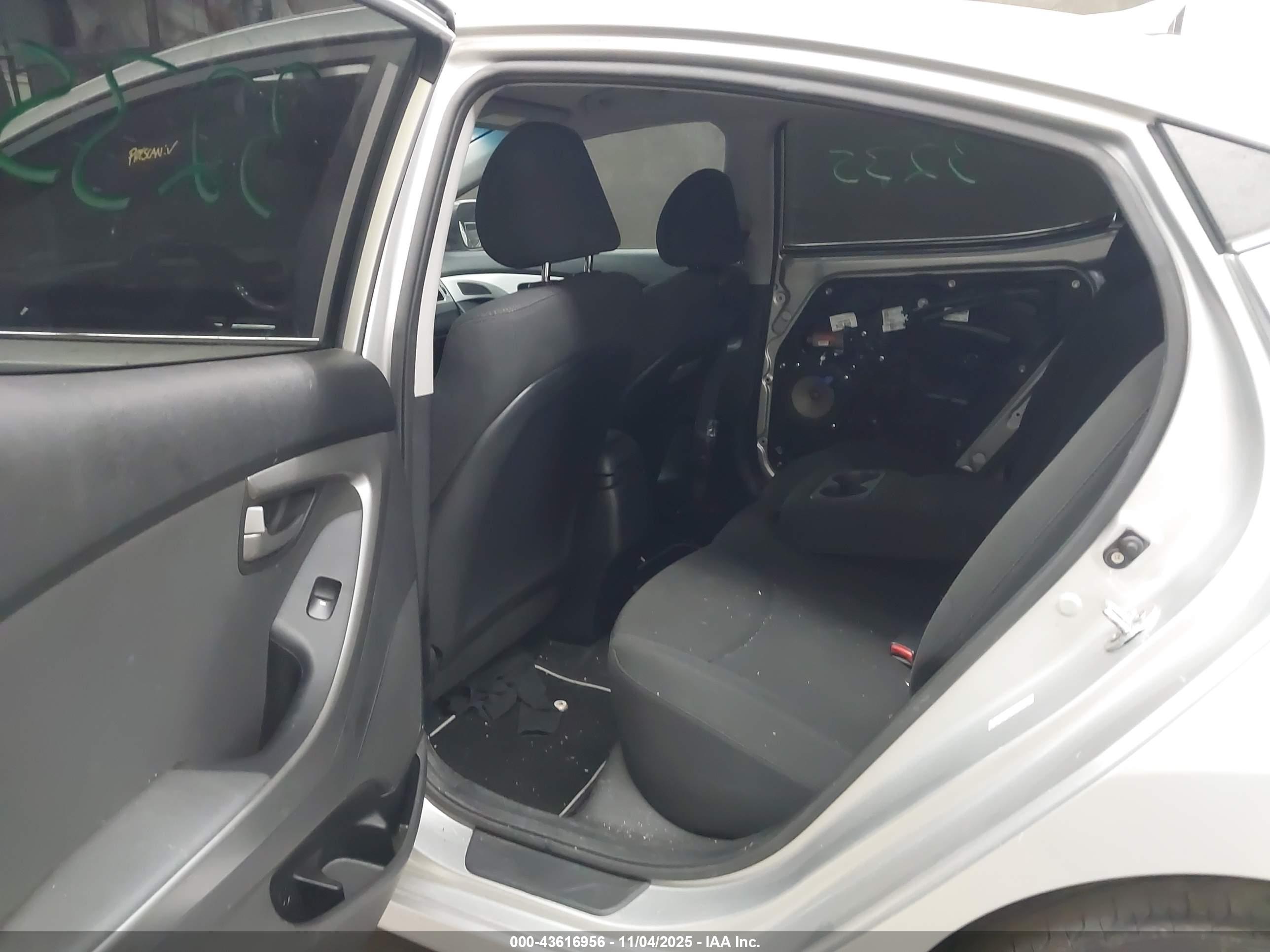 HYUNDAI ELANTRA image 8