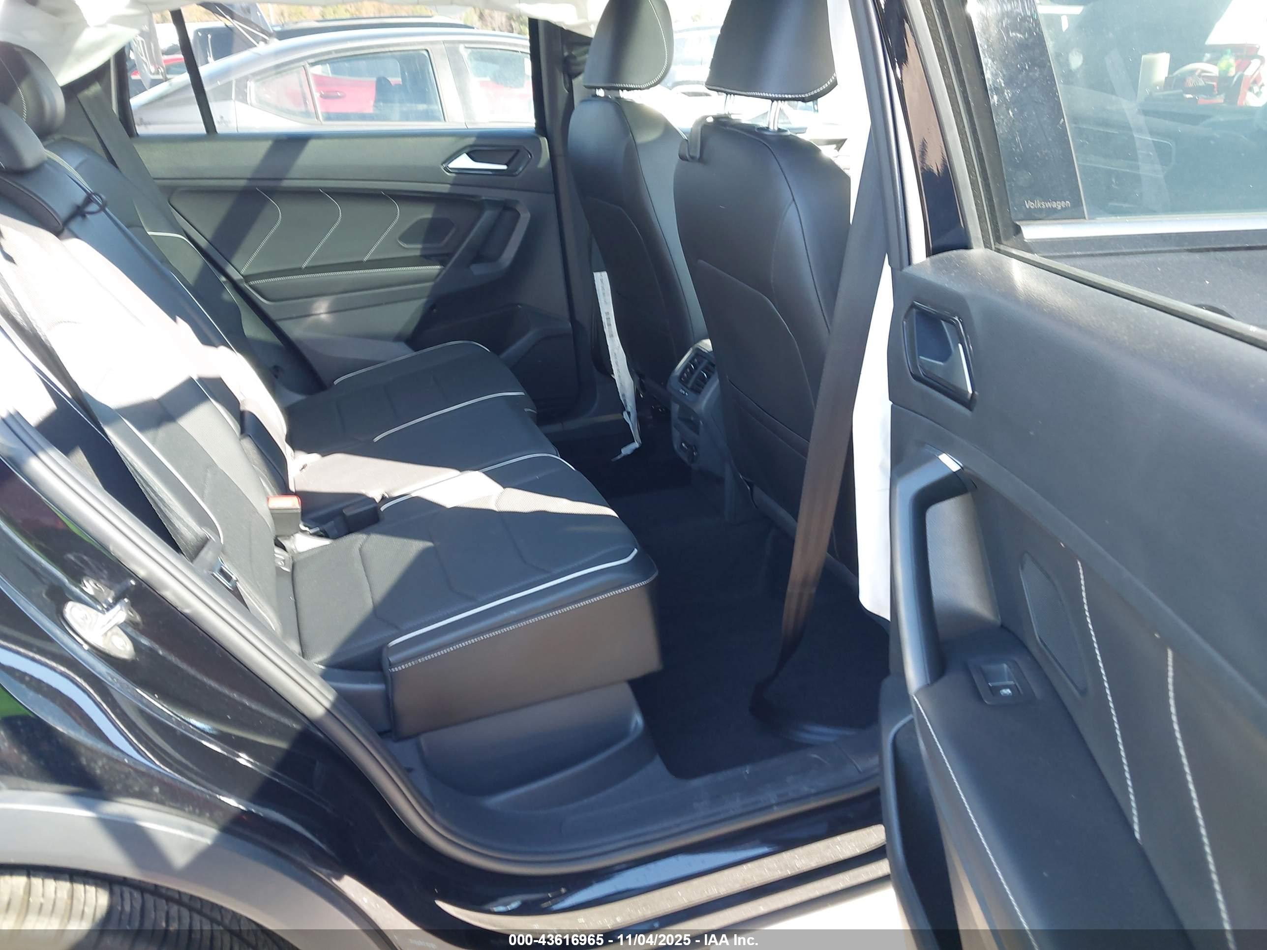 VOLKSWAGEN TIGUAN image 8