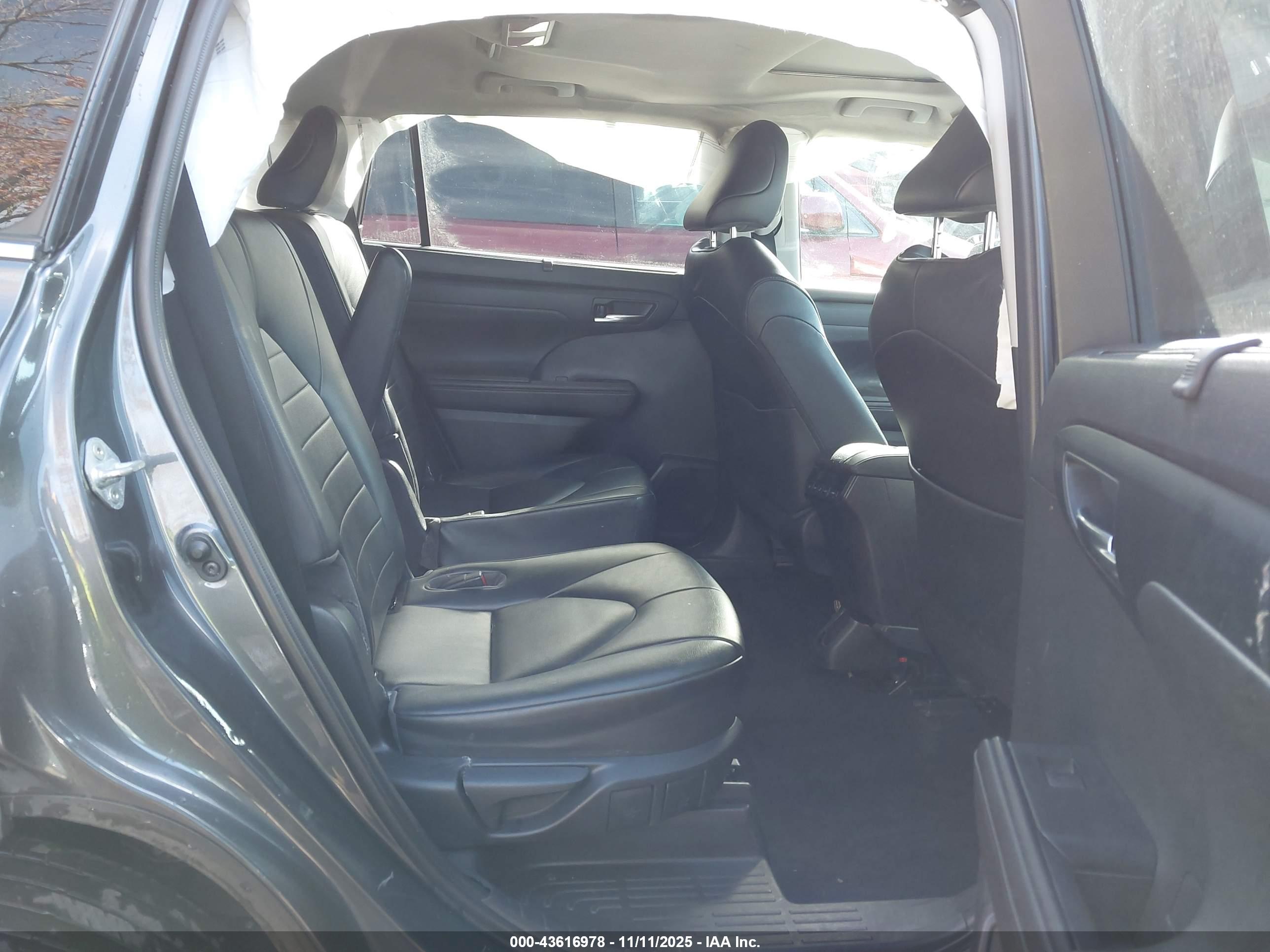TOYOTA HIGHLANDER image 8