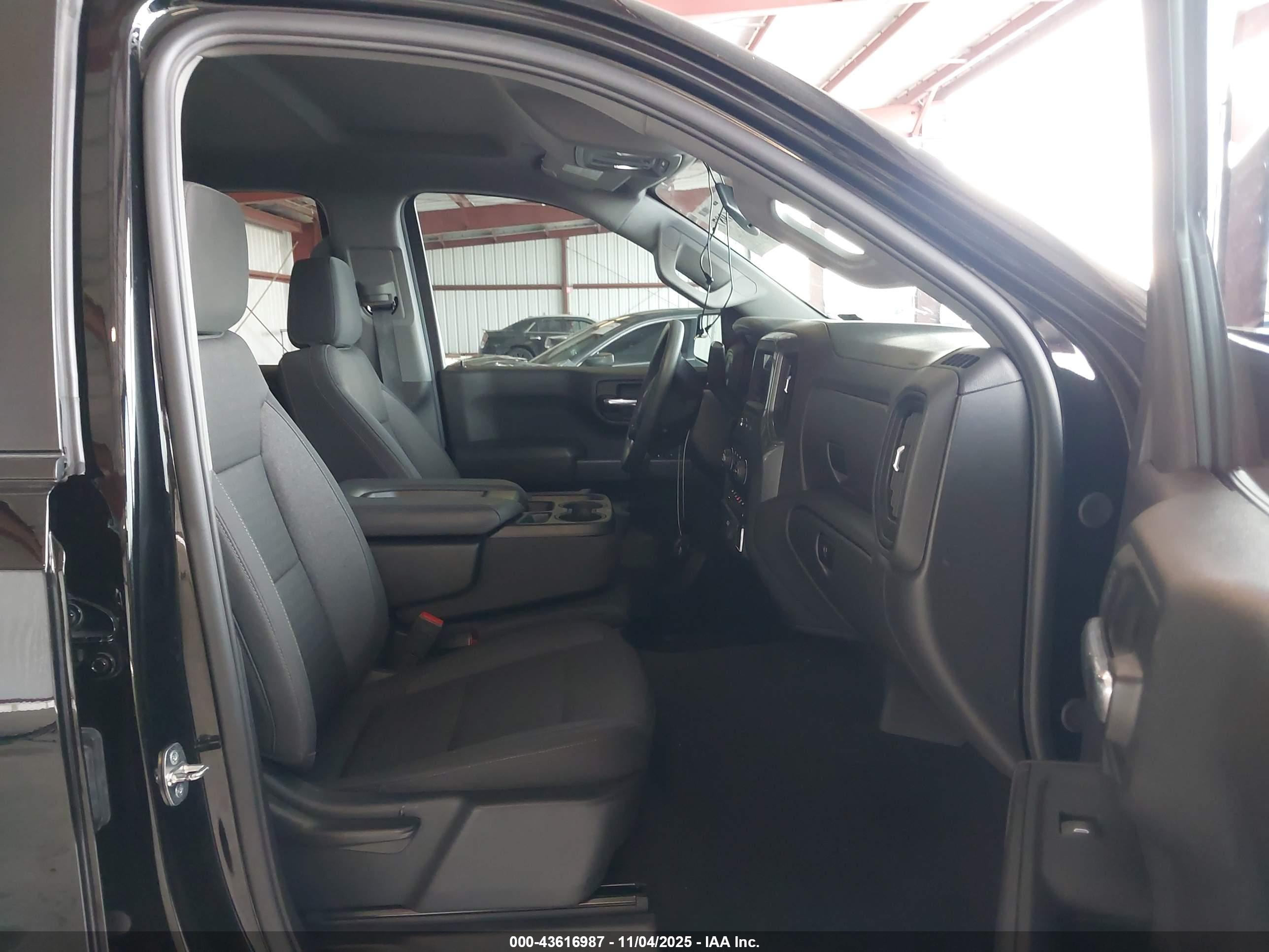 CHEVROLET SILVERADO image 5