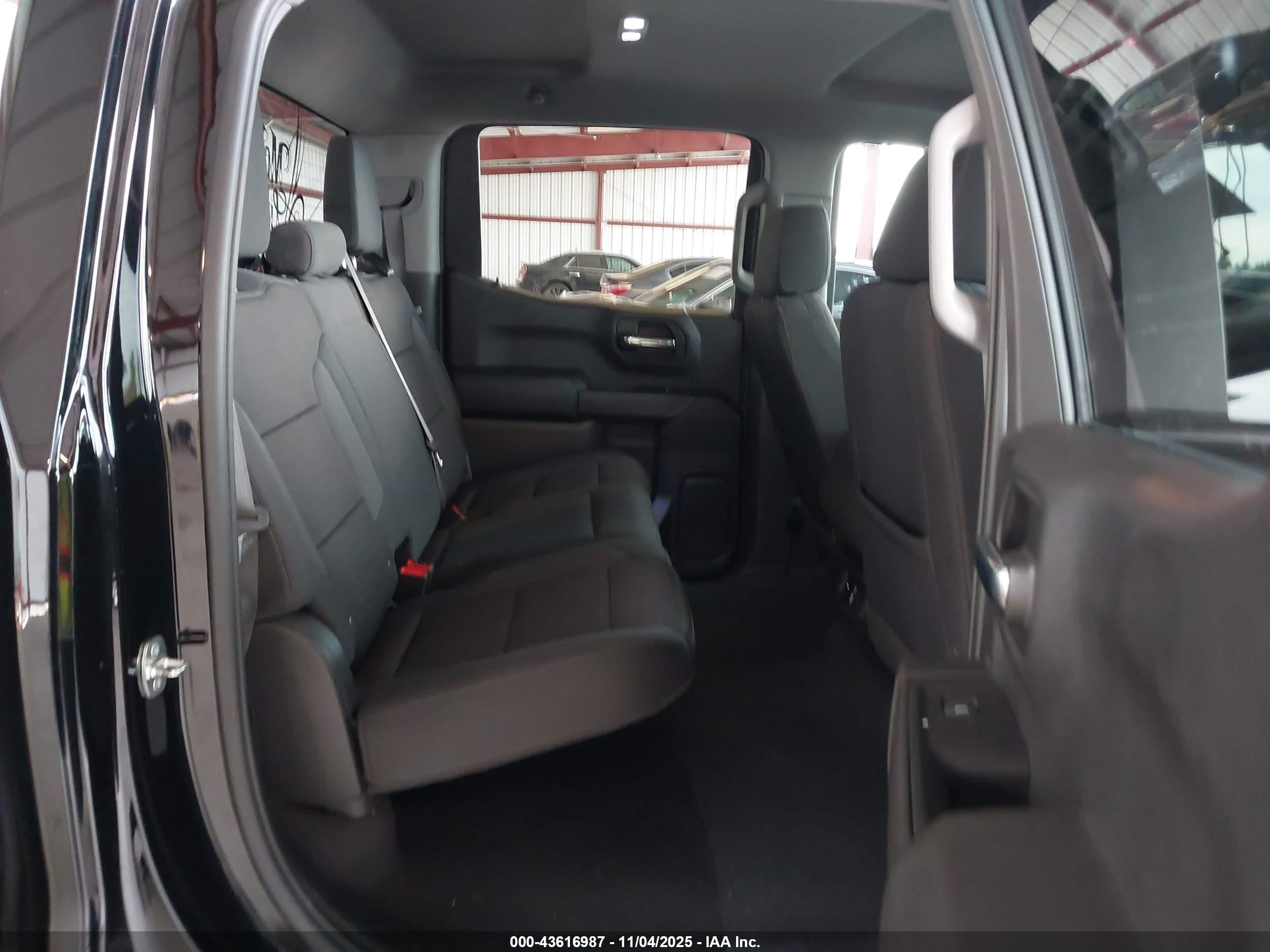CHEVROLET SILVERADO image 8