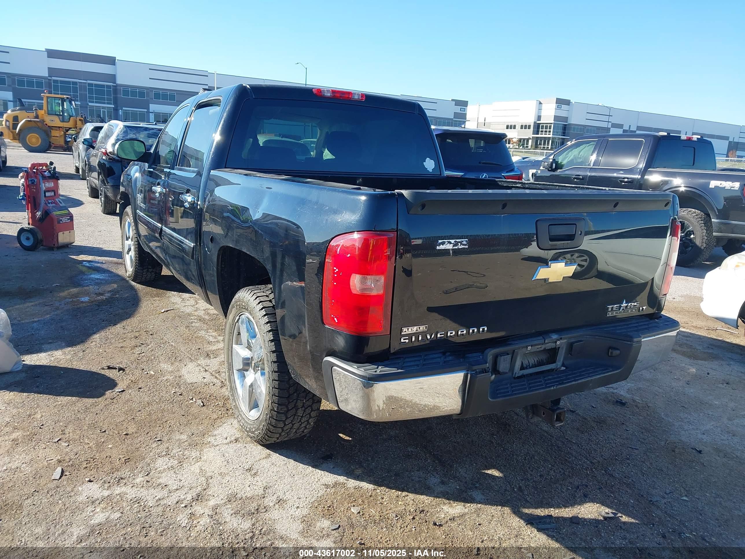 CHEVROLET SILVERADO image 3
