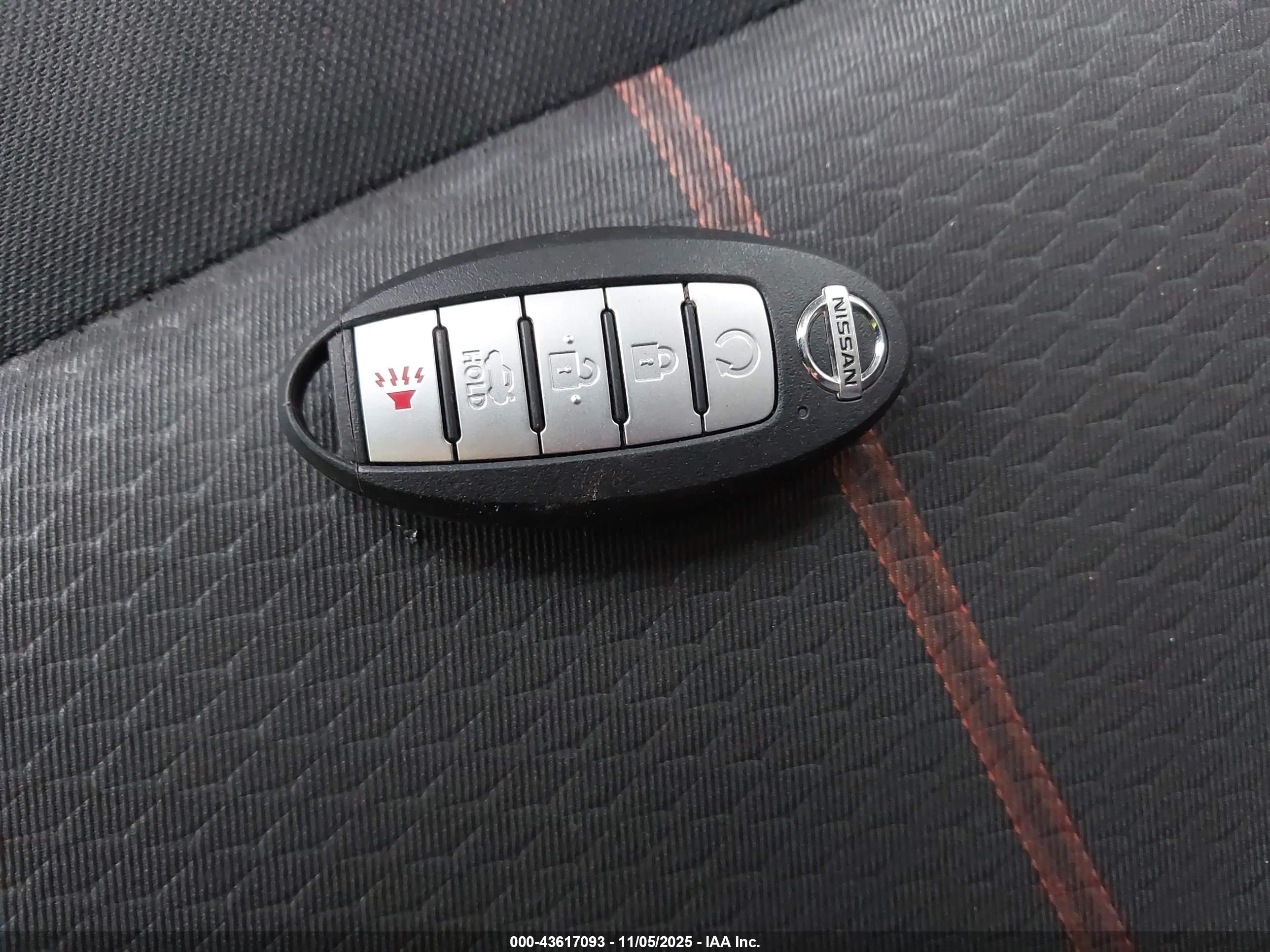 NISSAN VERSA image 11
