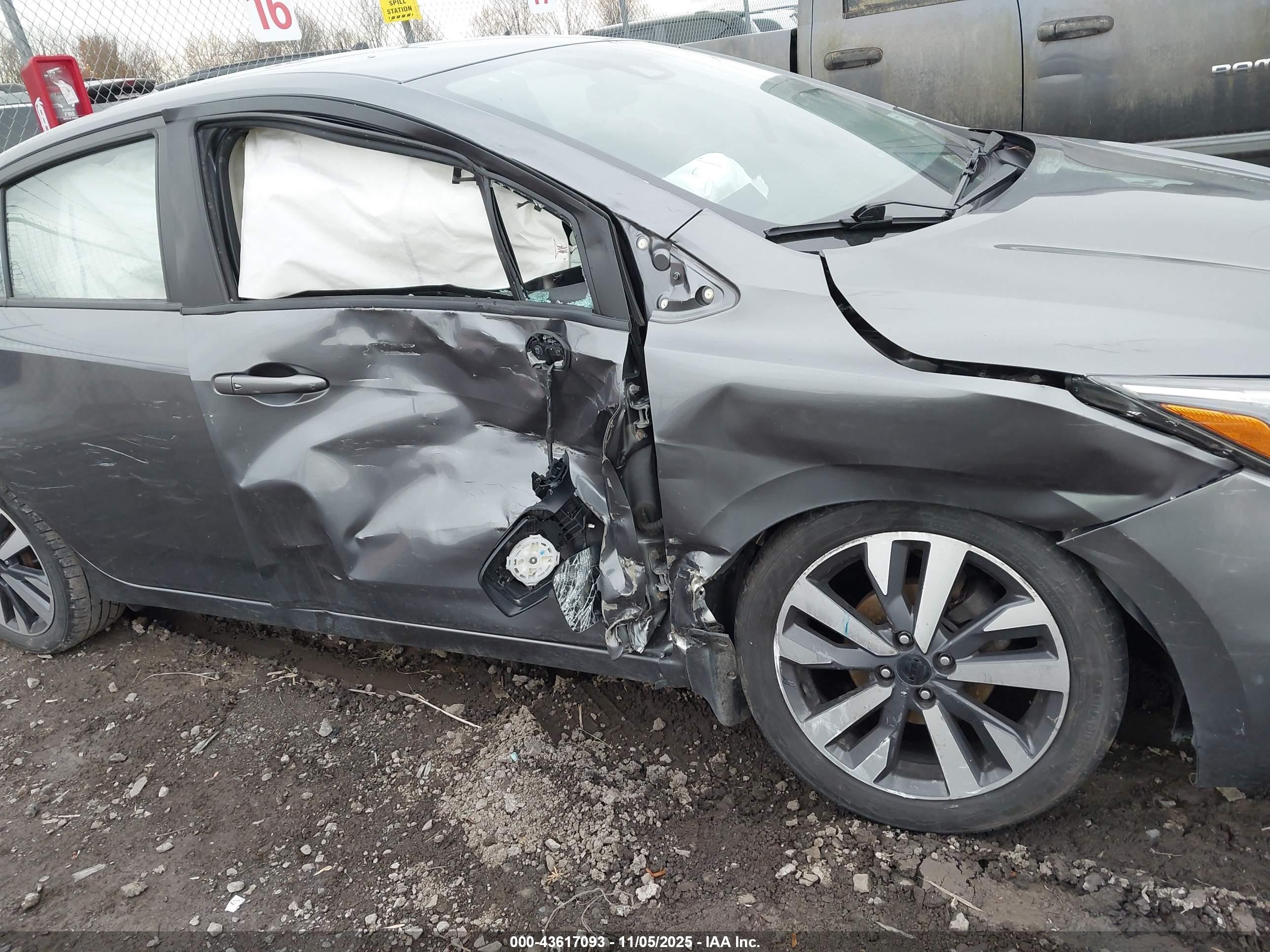NISSAN VERSA image 6