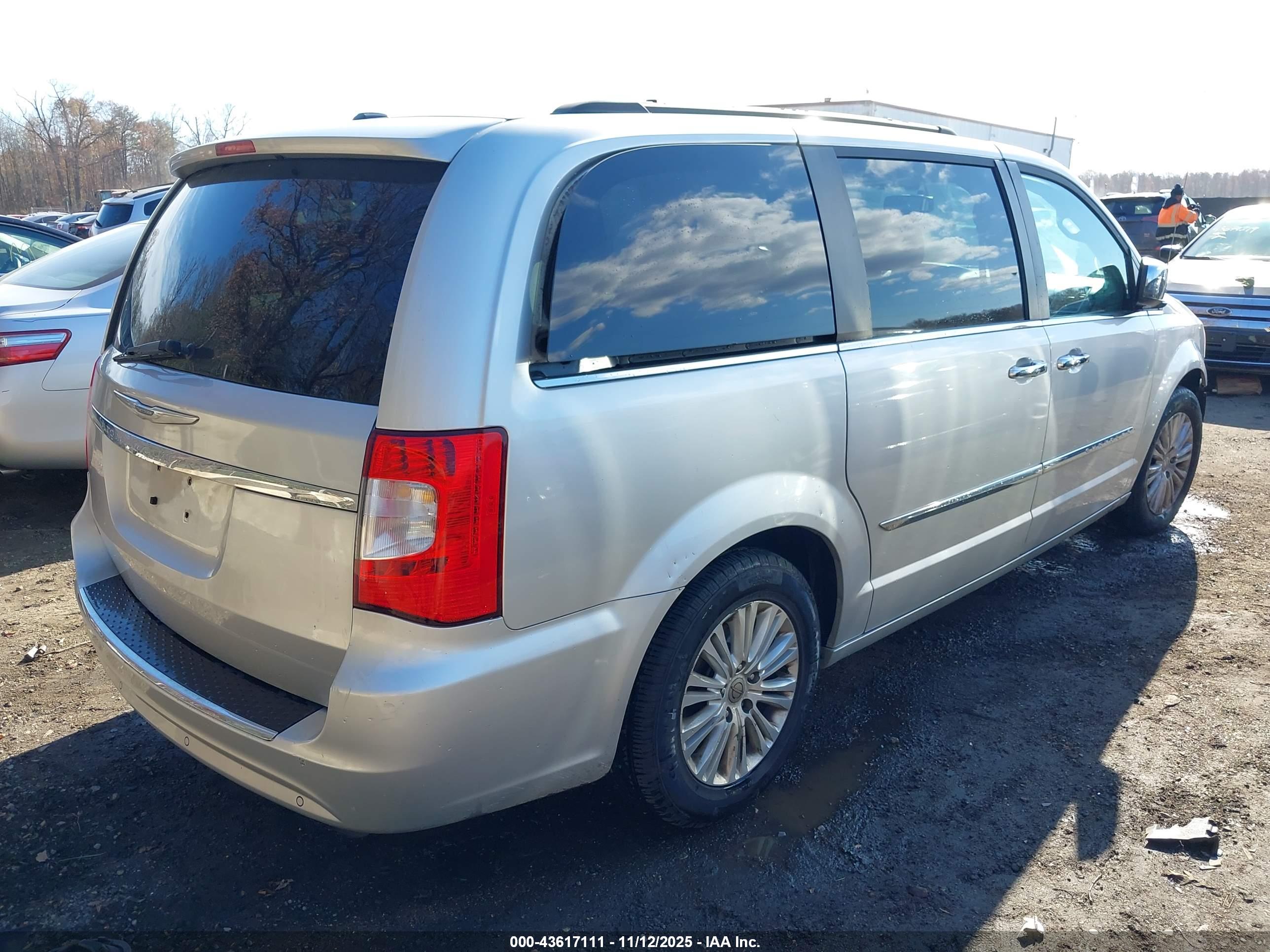 CHRYSLER TOWN image 4