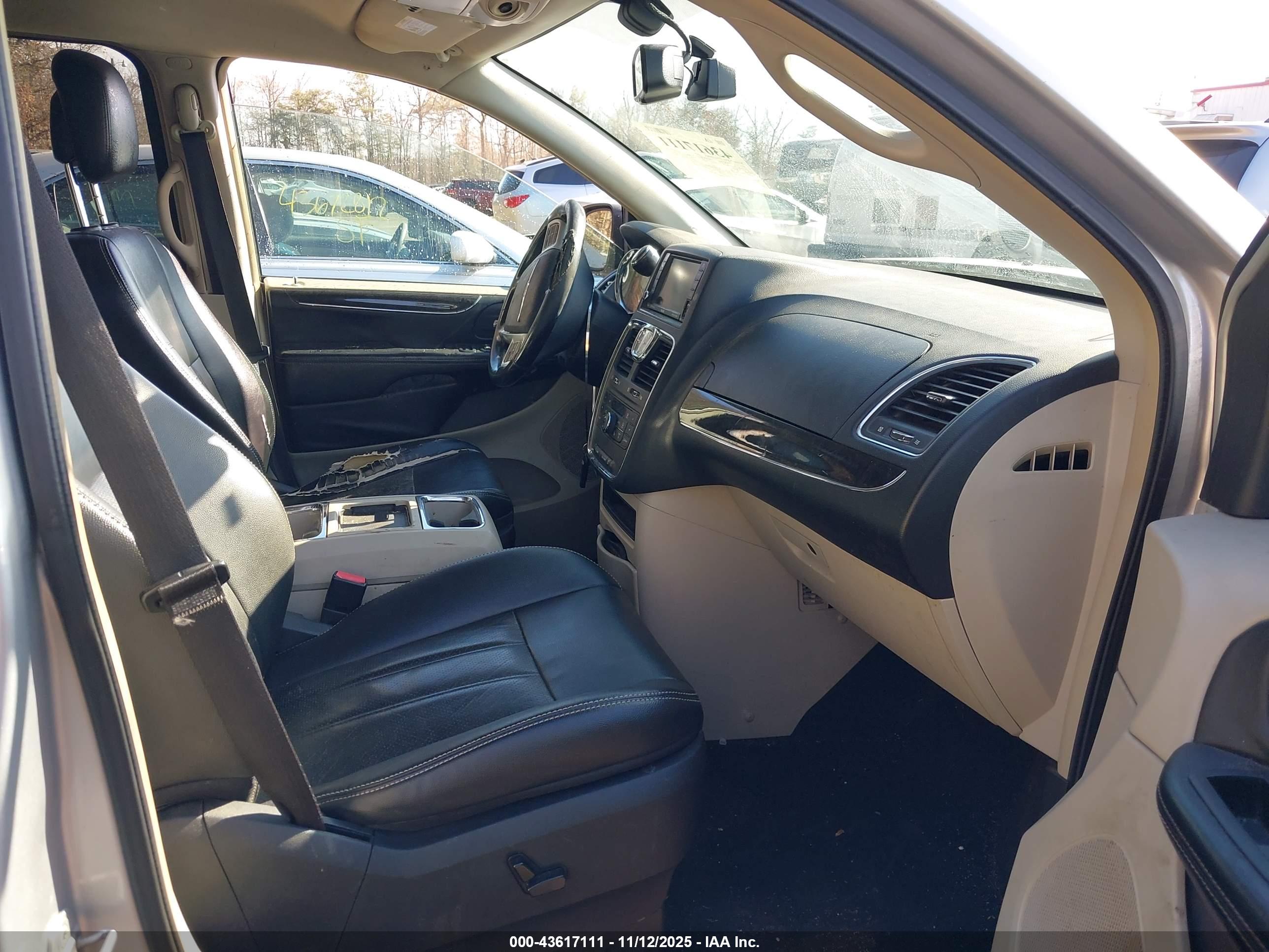 CHRYSLER TOWN image 5