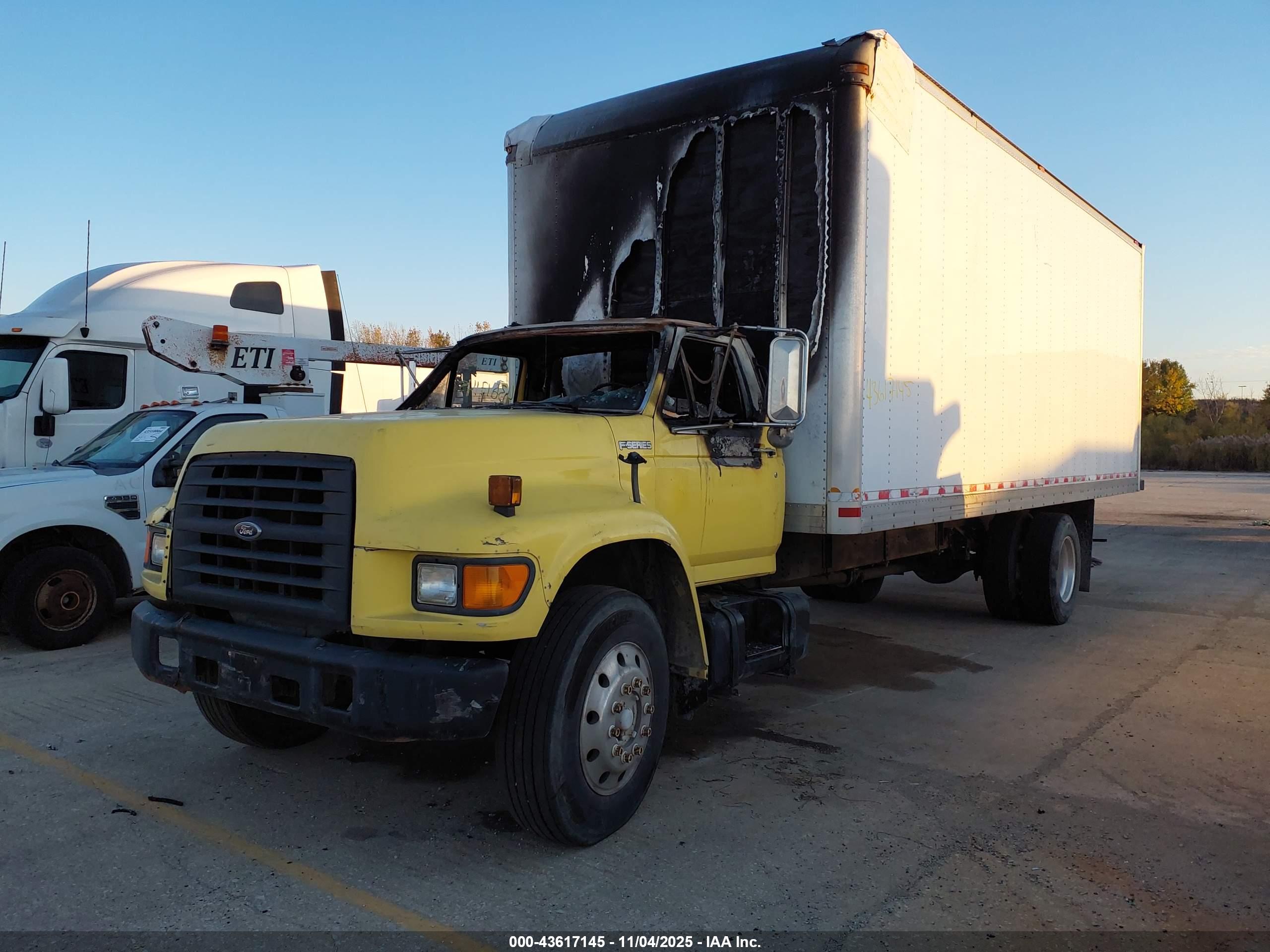 FORD F700 image 2