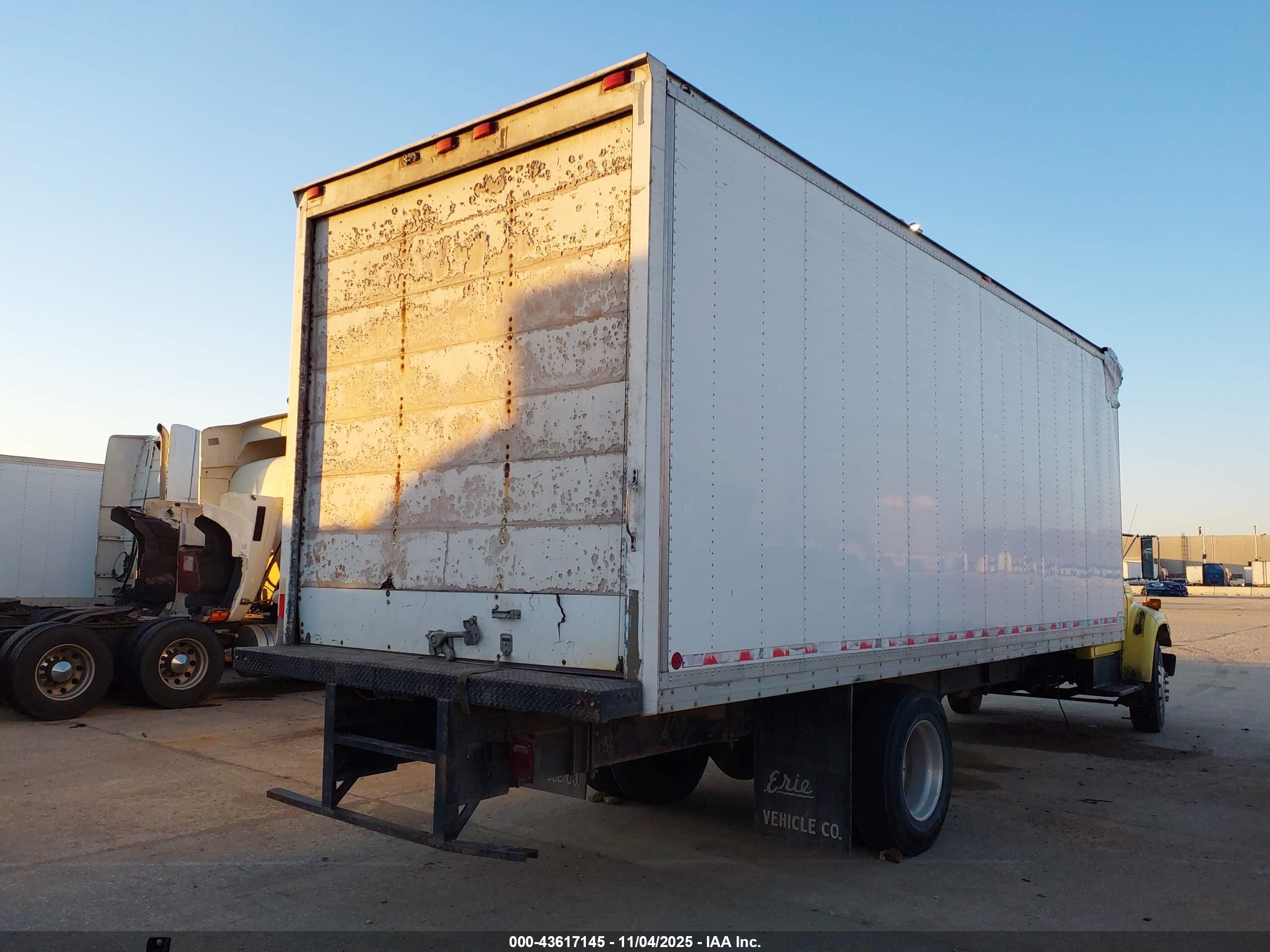 FORD F700 image 4