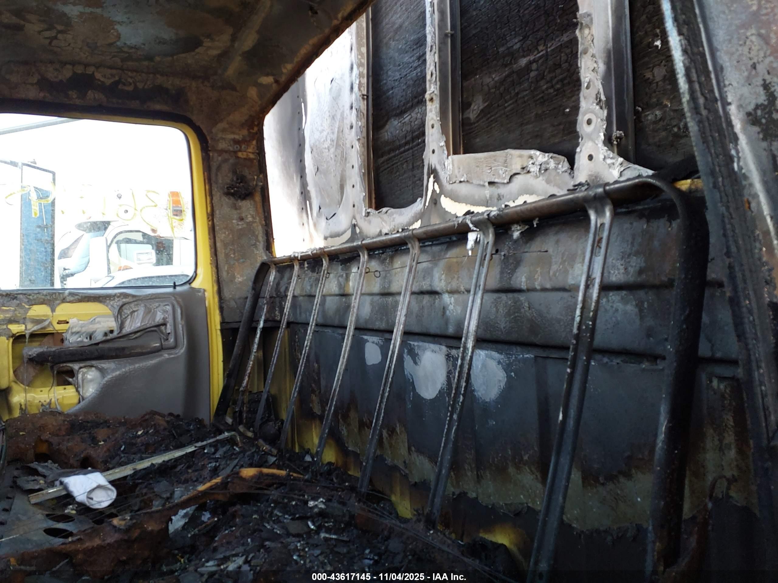 FORD F700 image 7