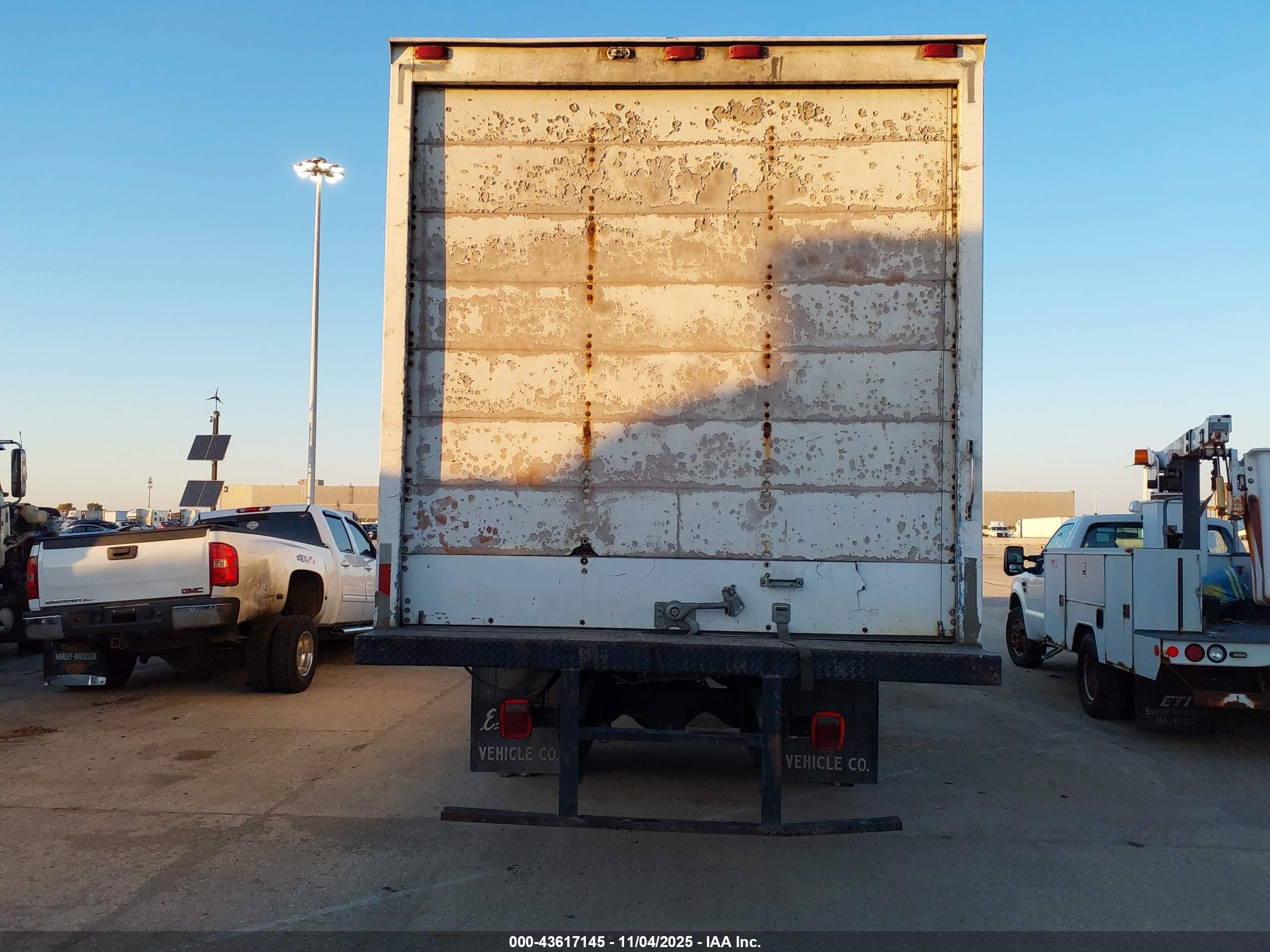FORD F700 image 8