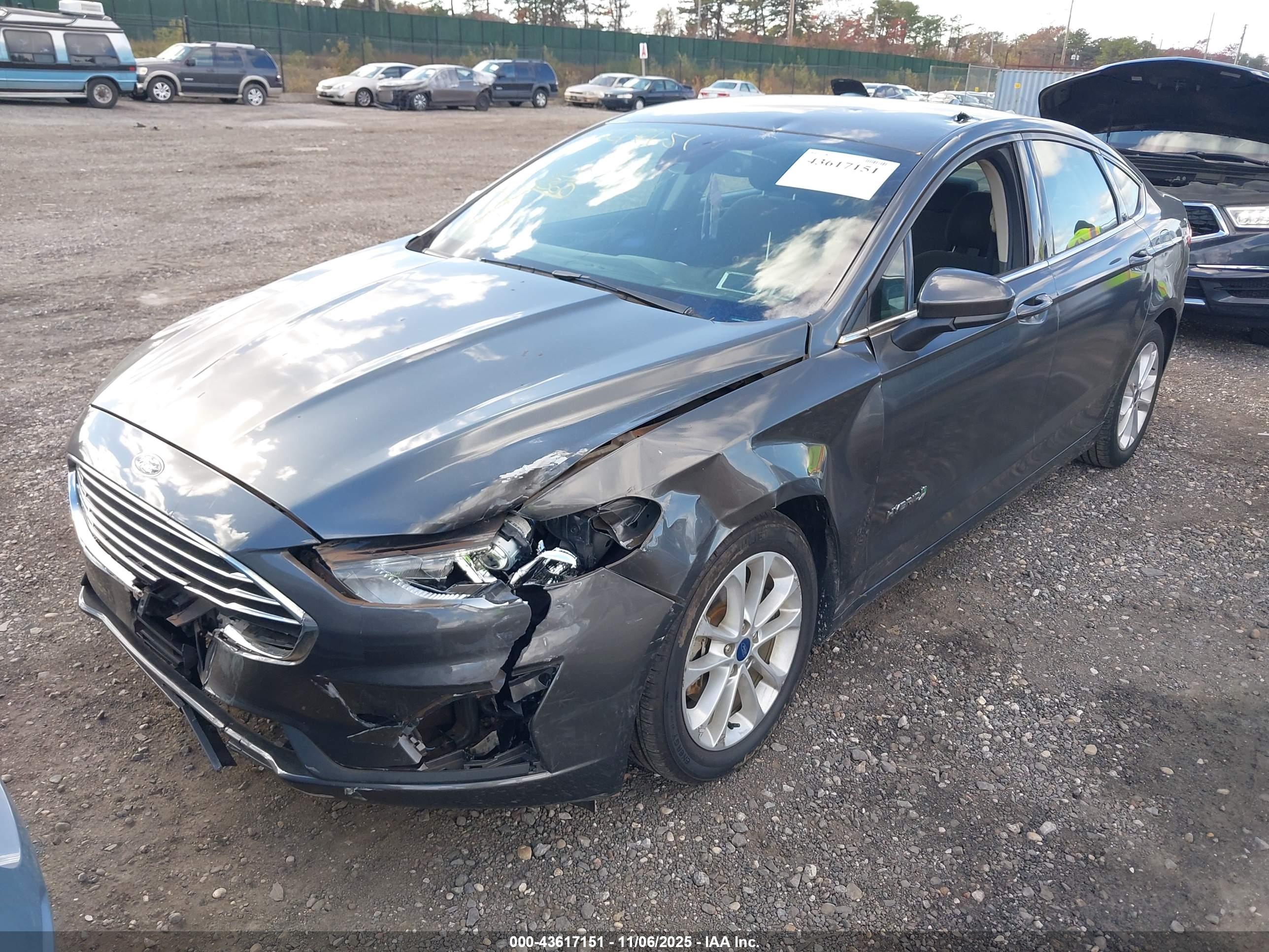 FORD FUSION image 2