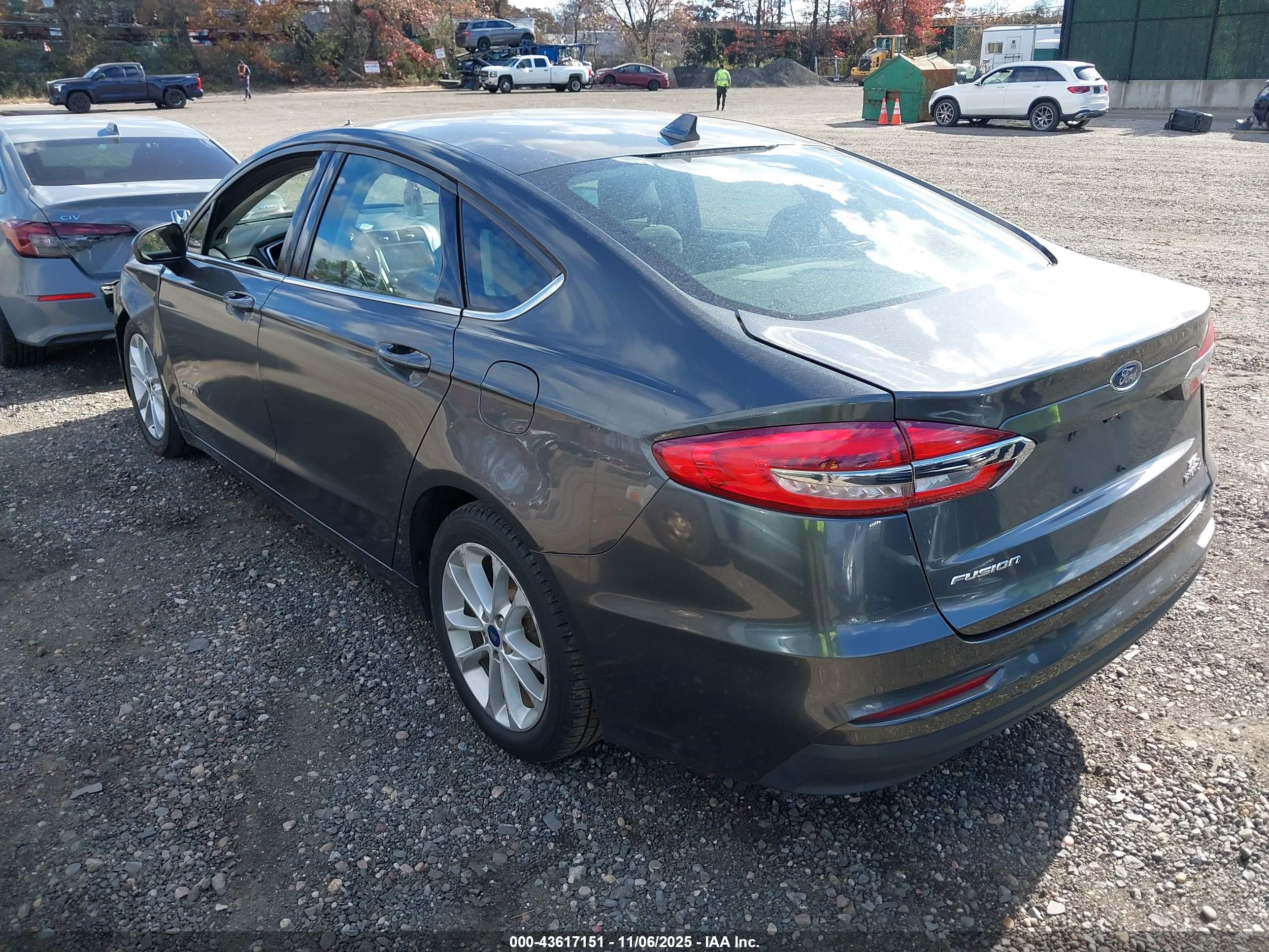 FORD FUSION image 3