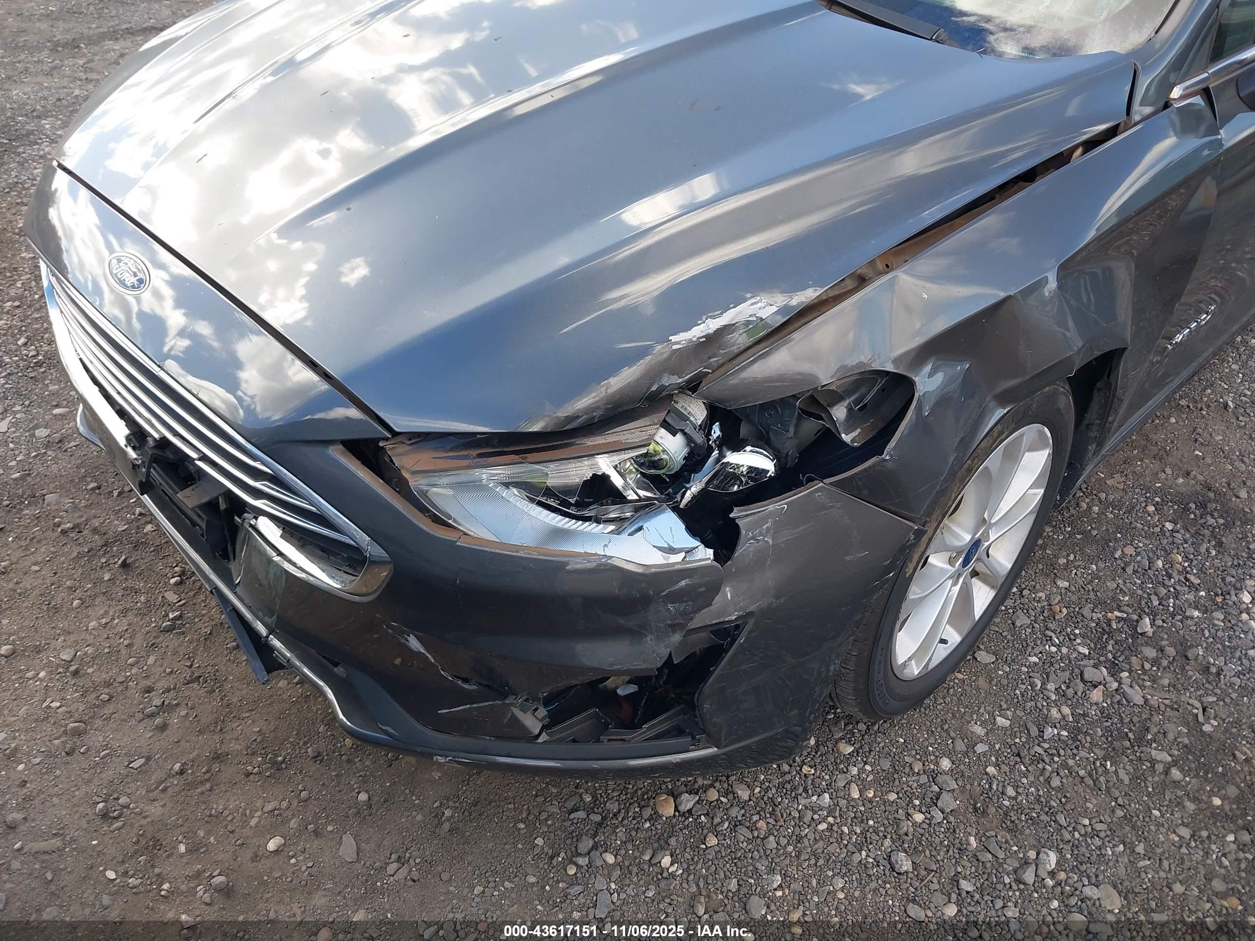 FORD FUSION image 6