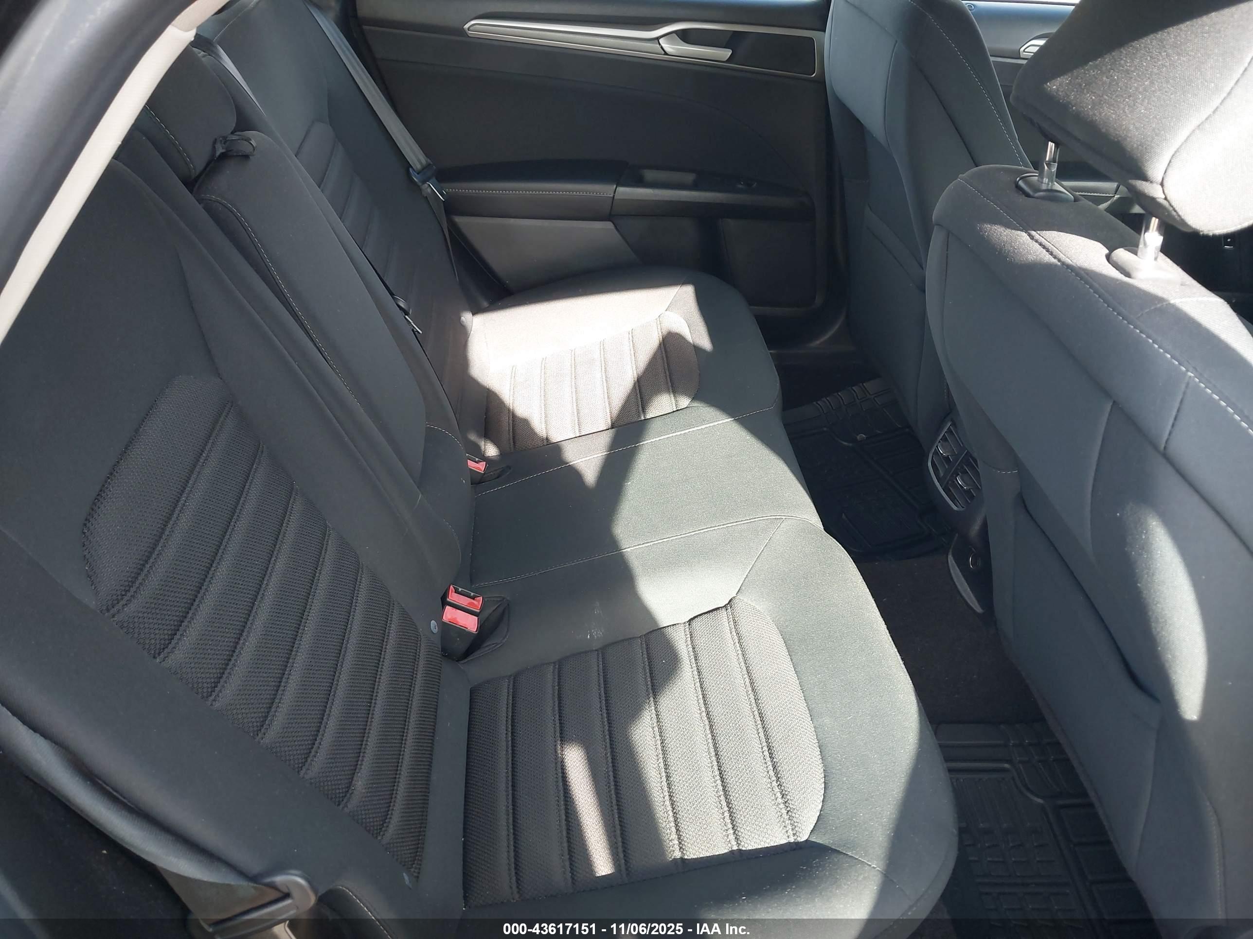 FORD FUSION image 8