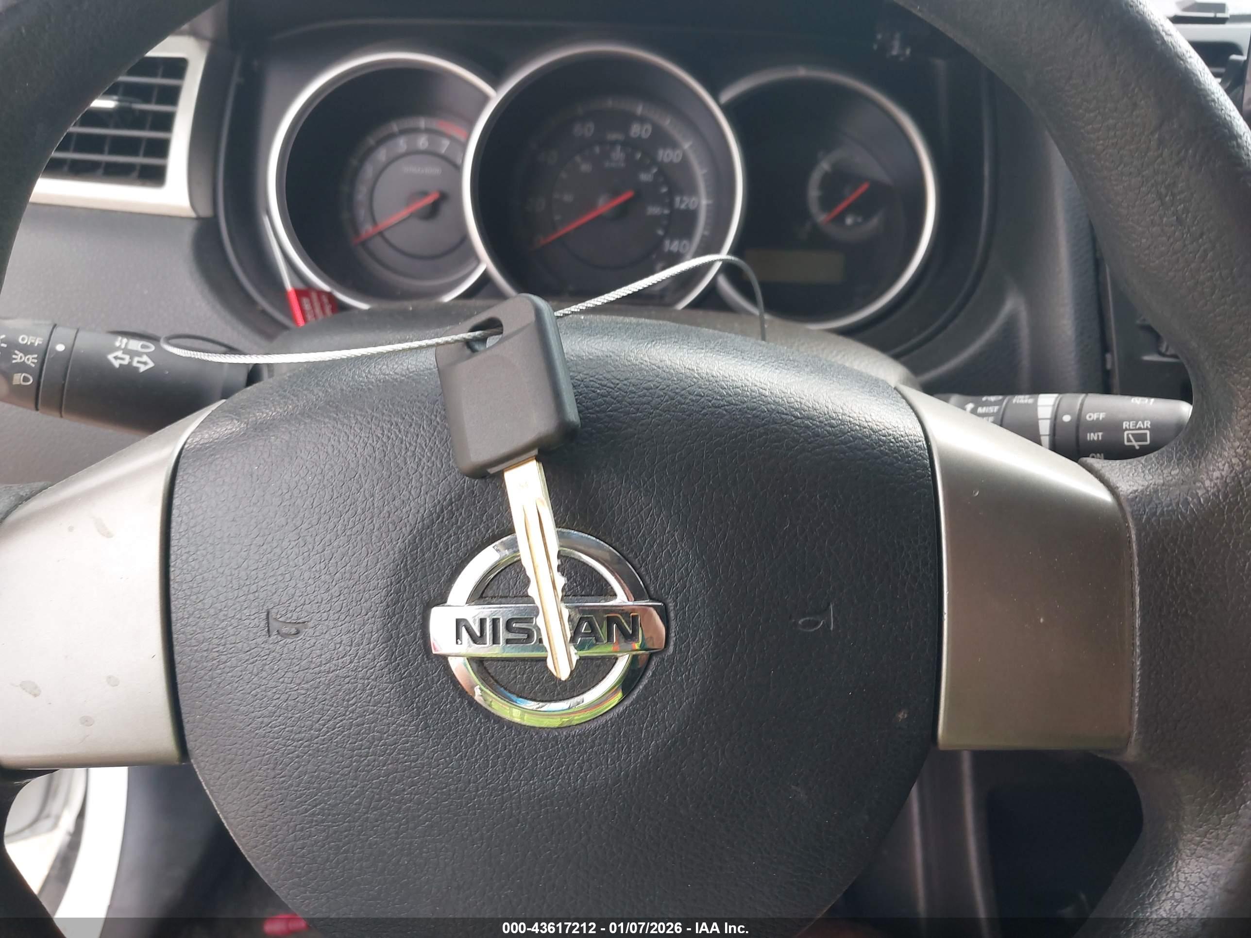 NISSAN VERSA image 11
