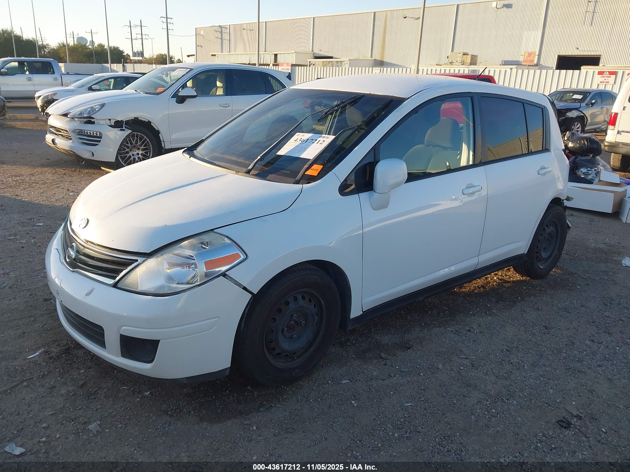 NISSAN VERSA image 2