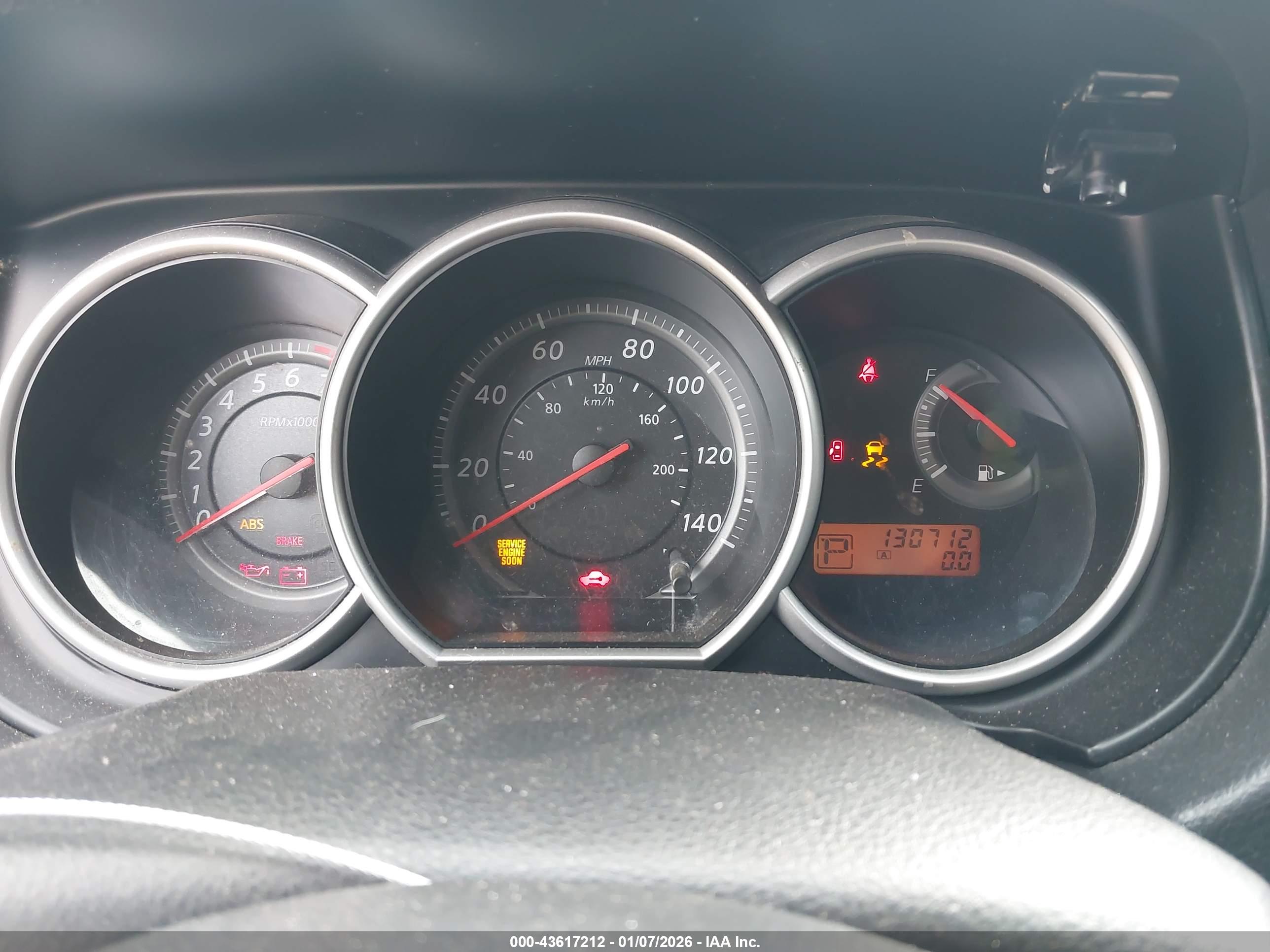 NISSAN VERSA image 7