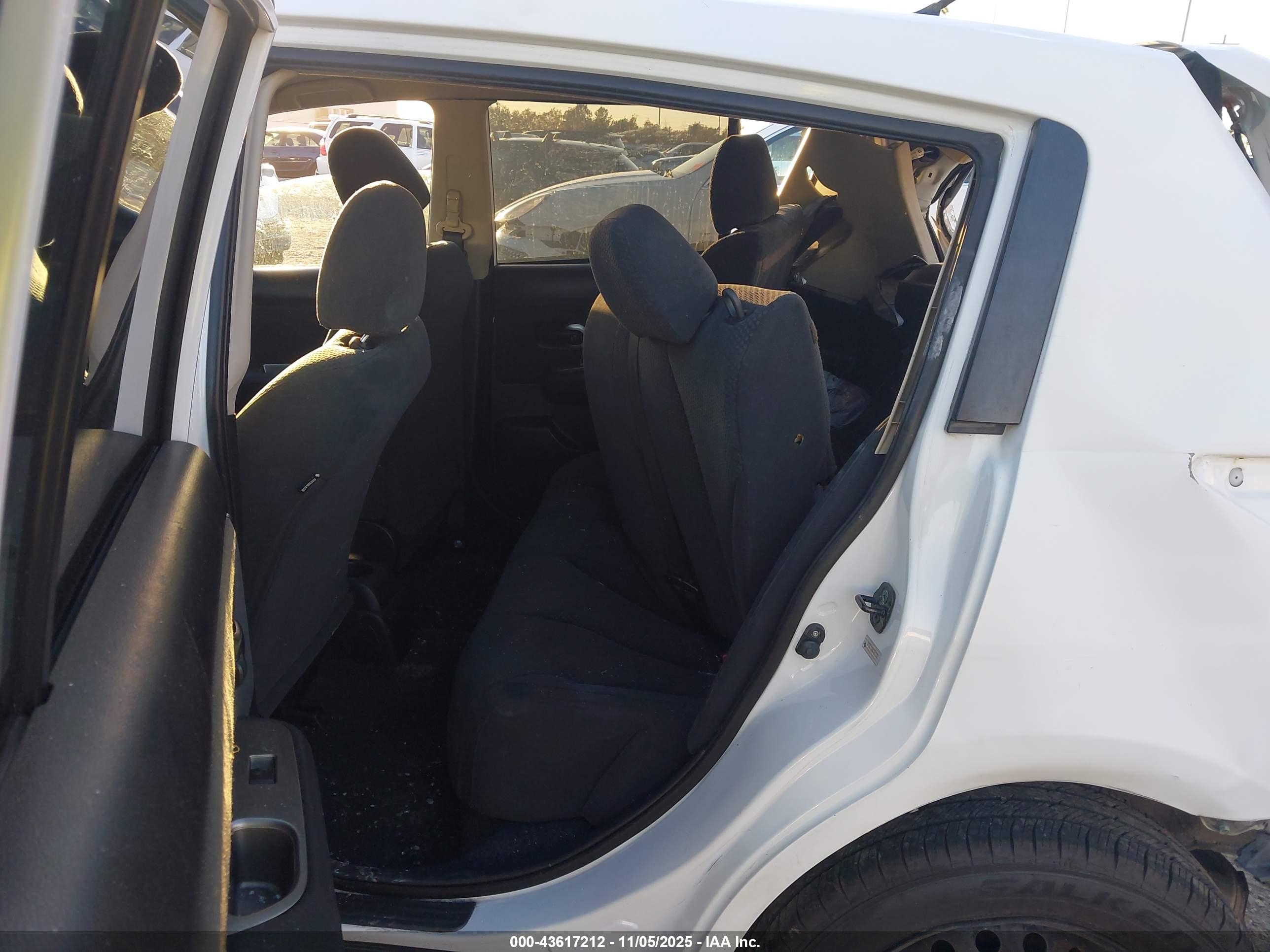 NISSAN VERSA image 8