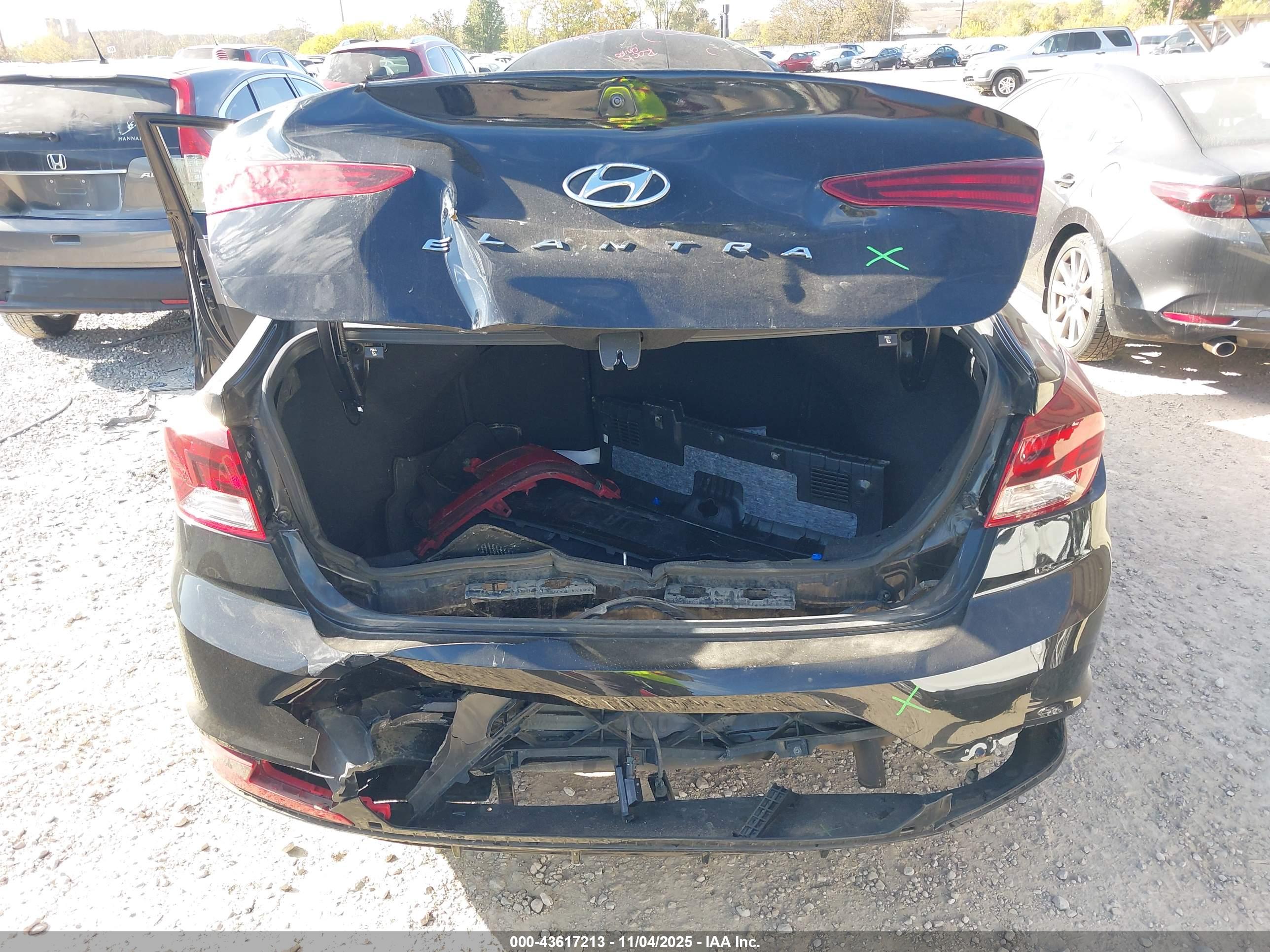 HYUNDAI ELANTRA image 6