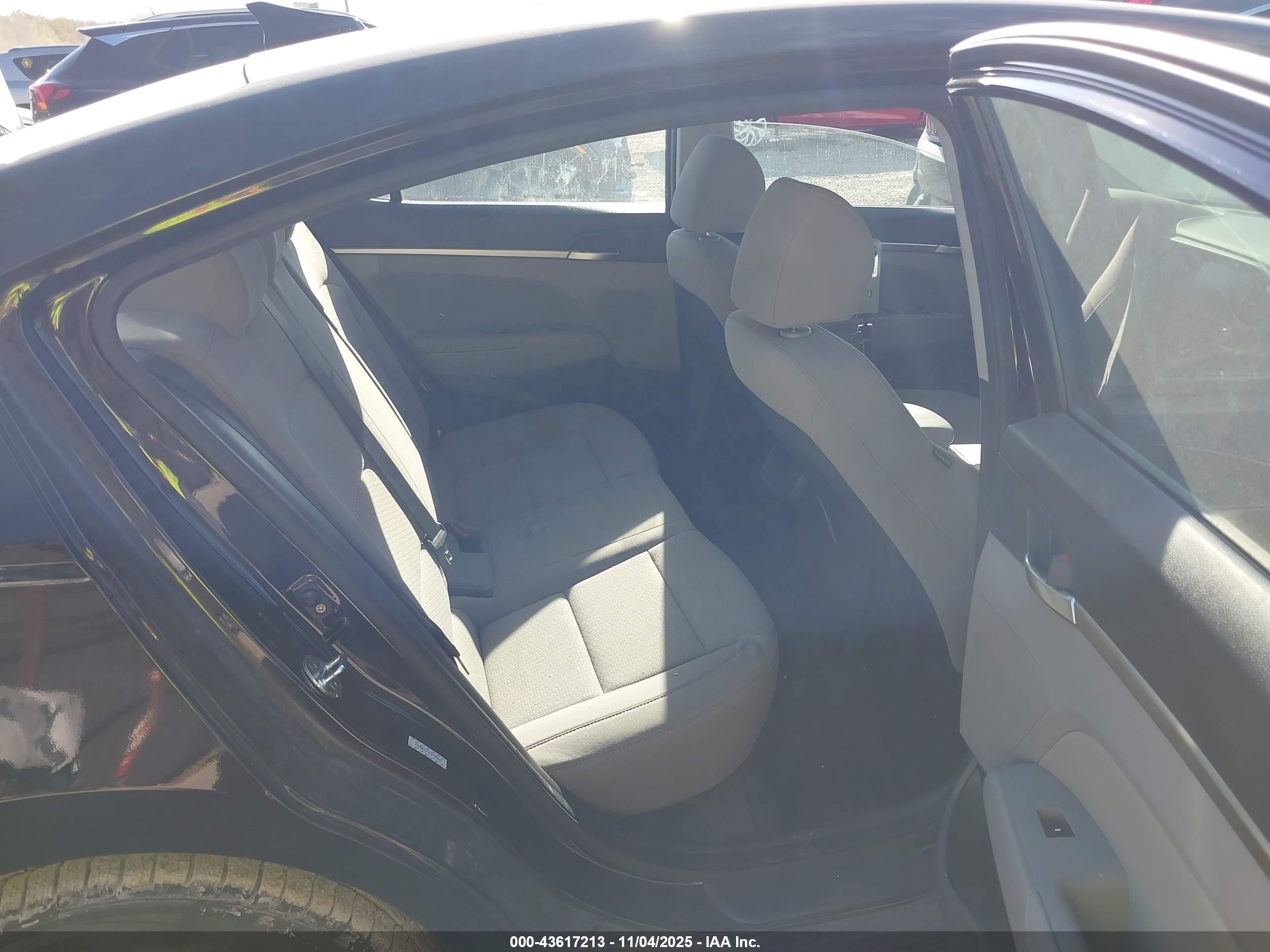 HYUNDAI ELANTRA image 8
