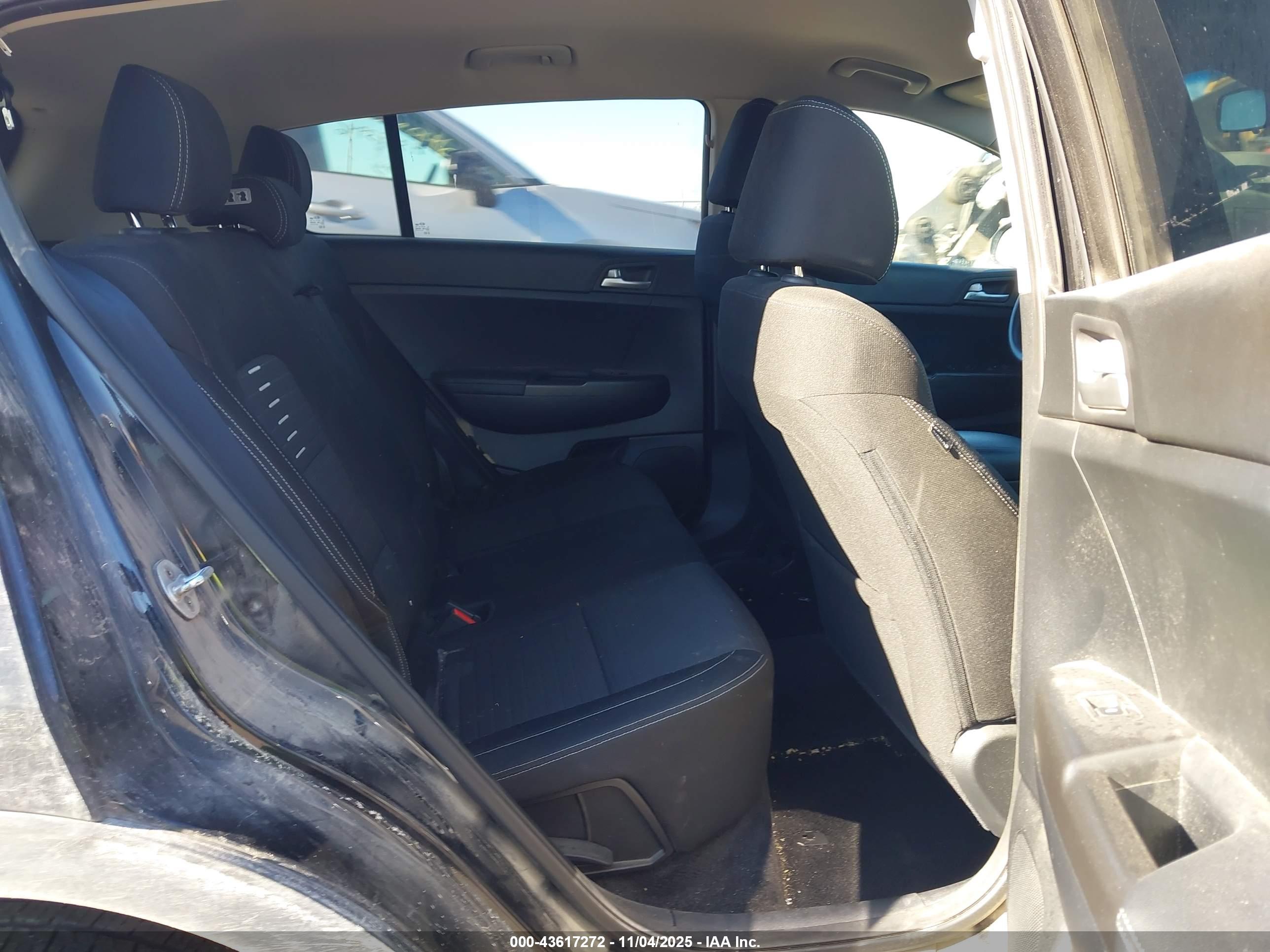KIA SPORTAGE image 8