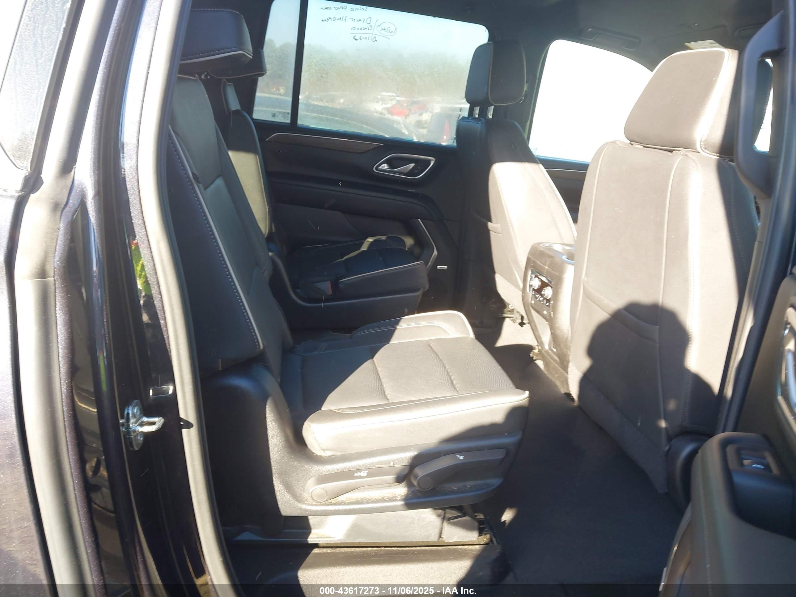 CHEVROLET SUBURBAN image 8