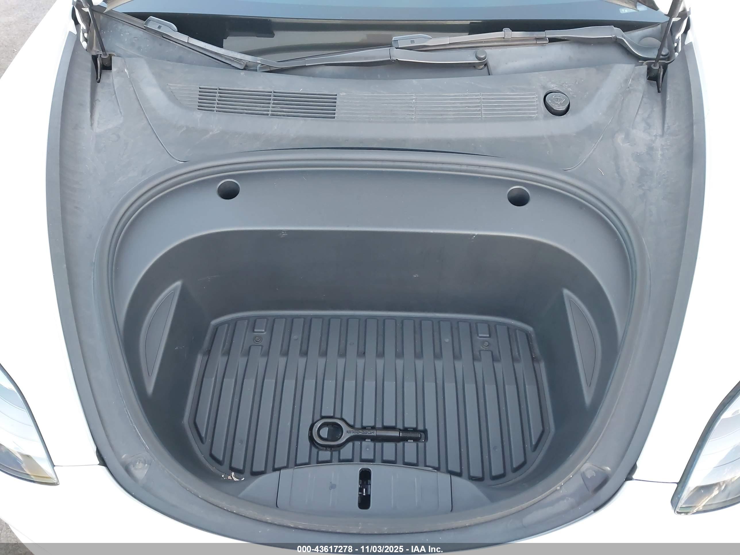TESLA MODEL image 10