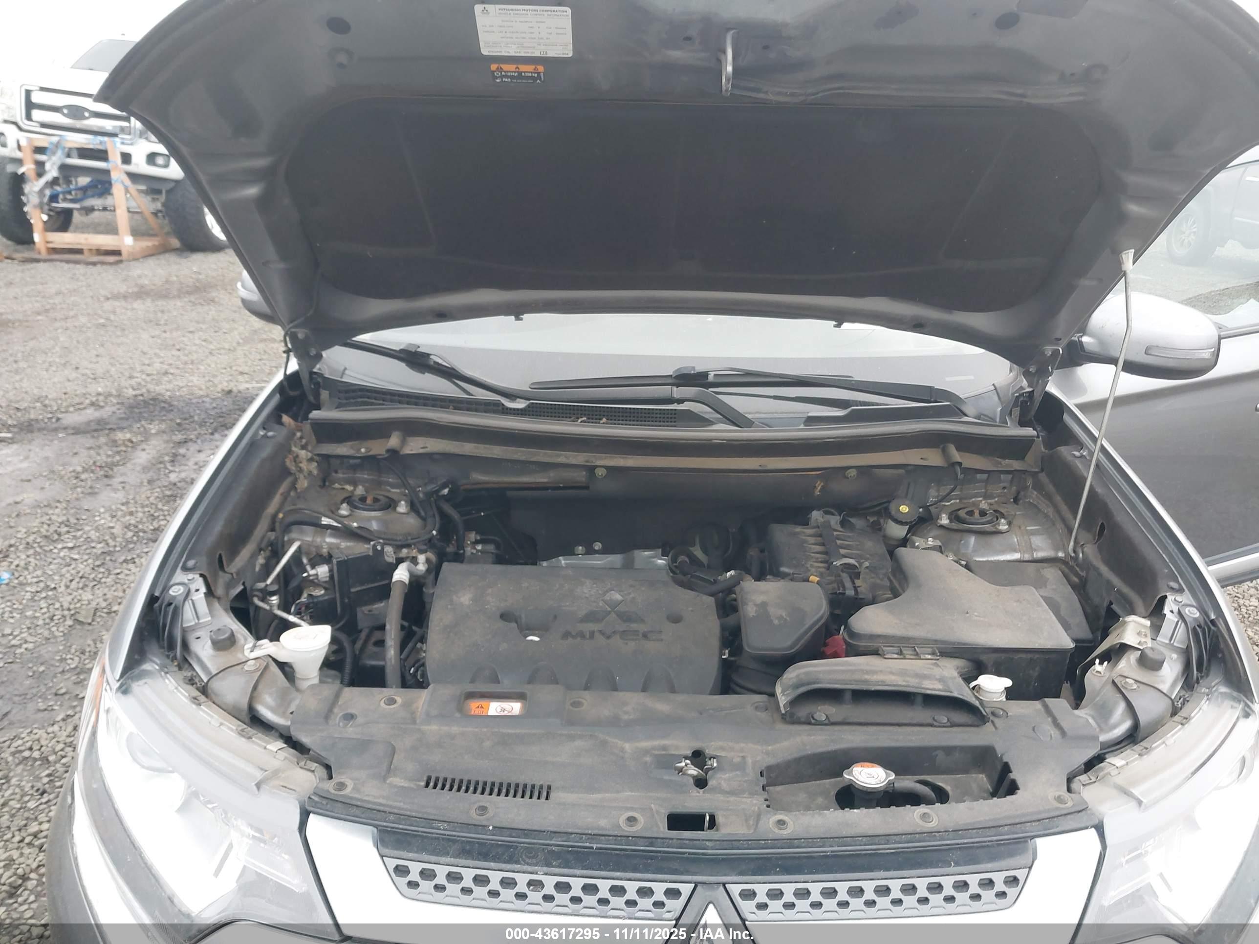 MITSUBISHI OUTLANDER image 10